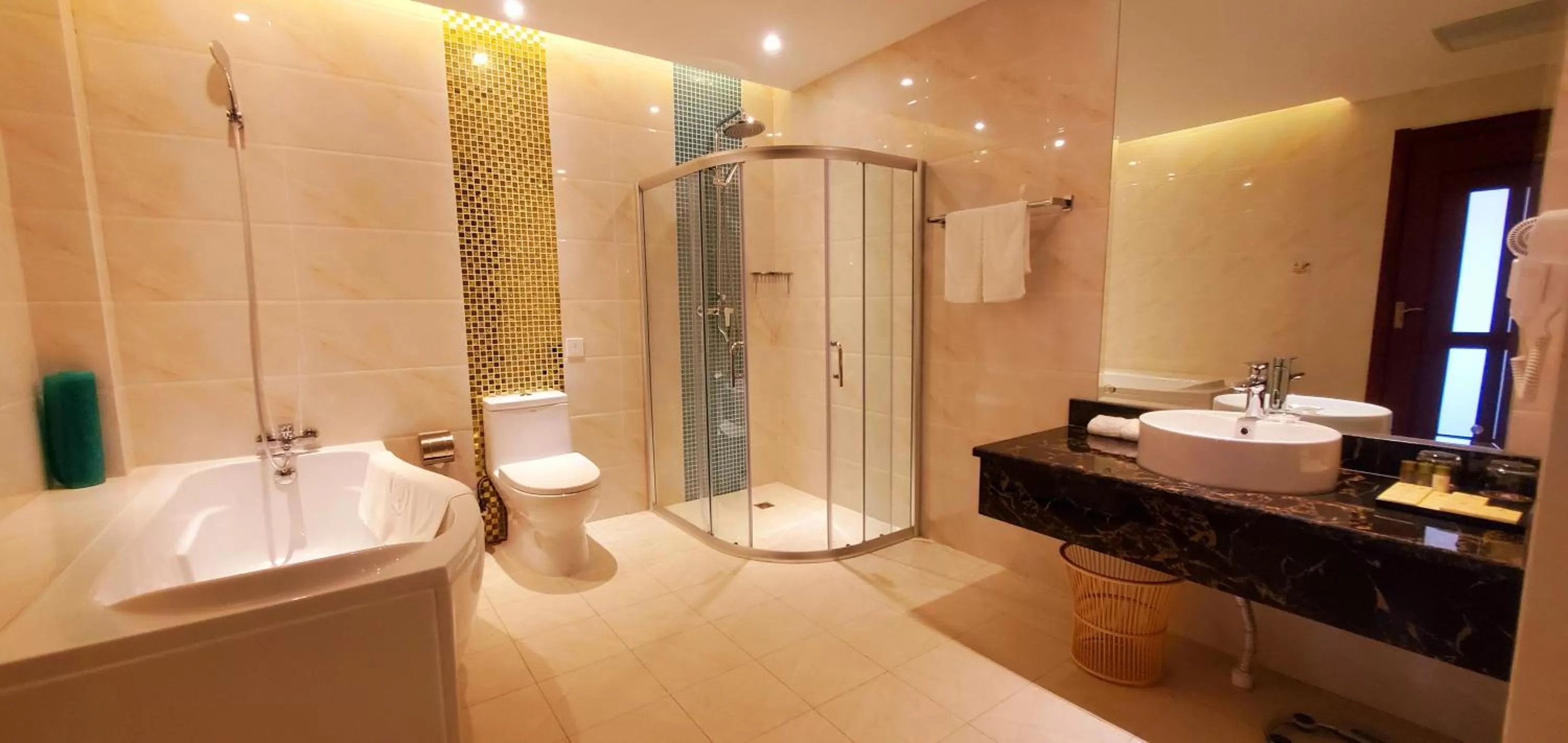 Shower in Golden Peacock Hotel Blantyre