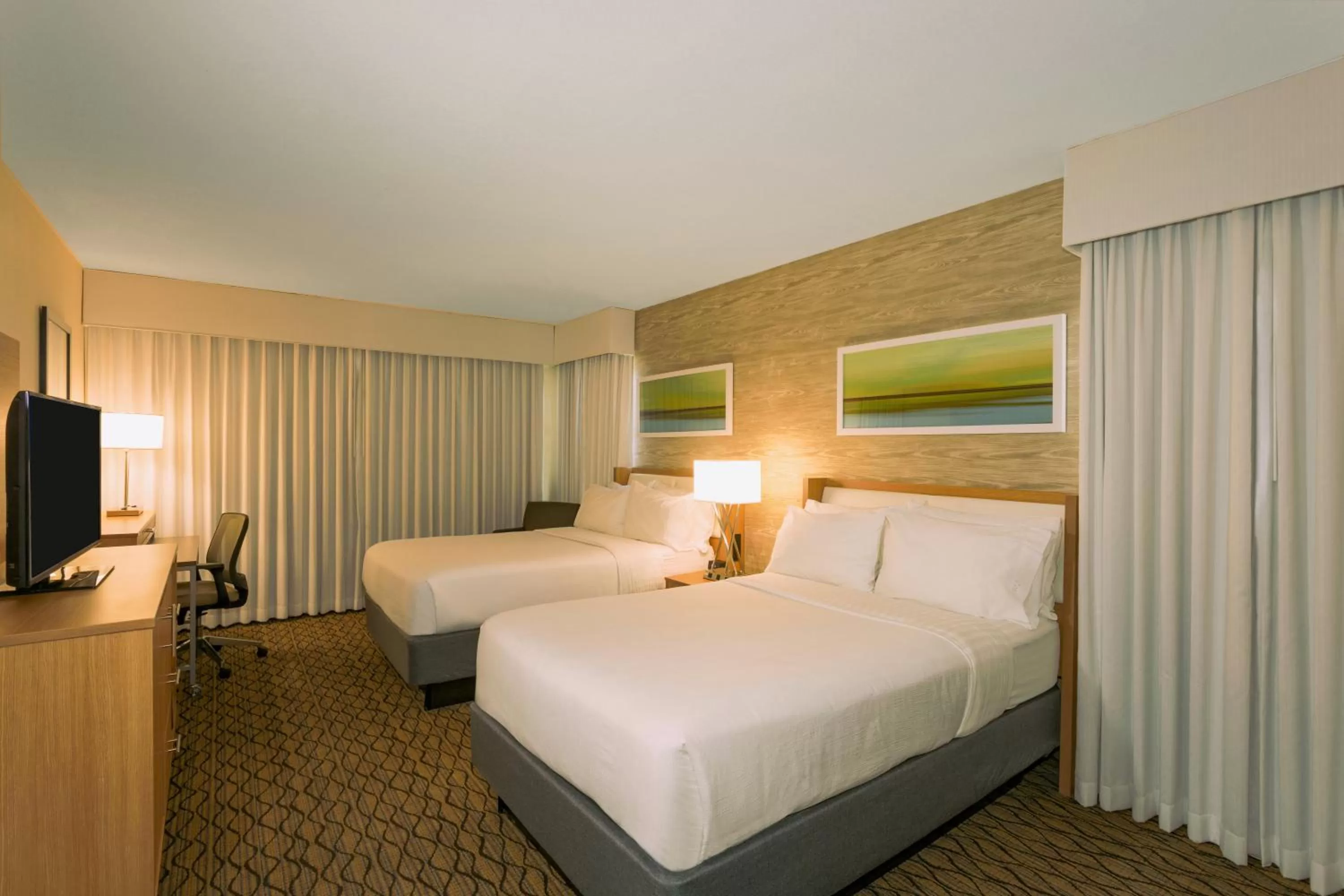 Photo of the whole room, Bed in Holiday Inn Miami Beach-Oceanfront by IHG