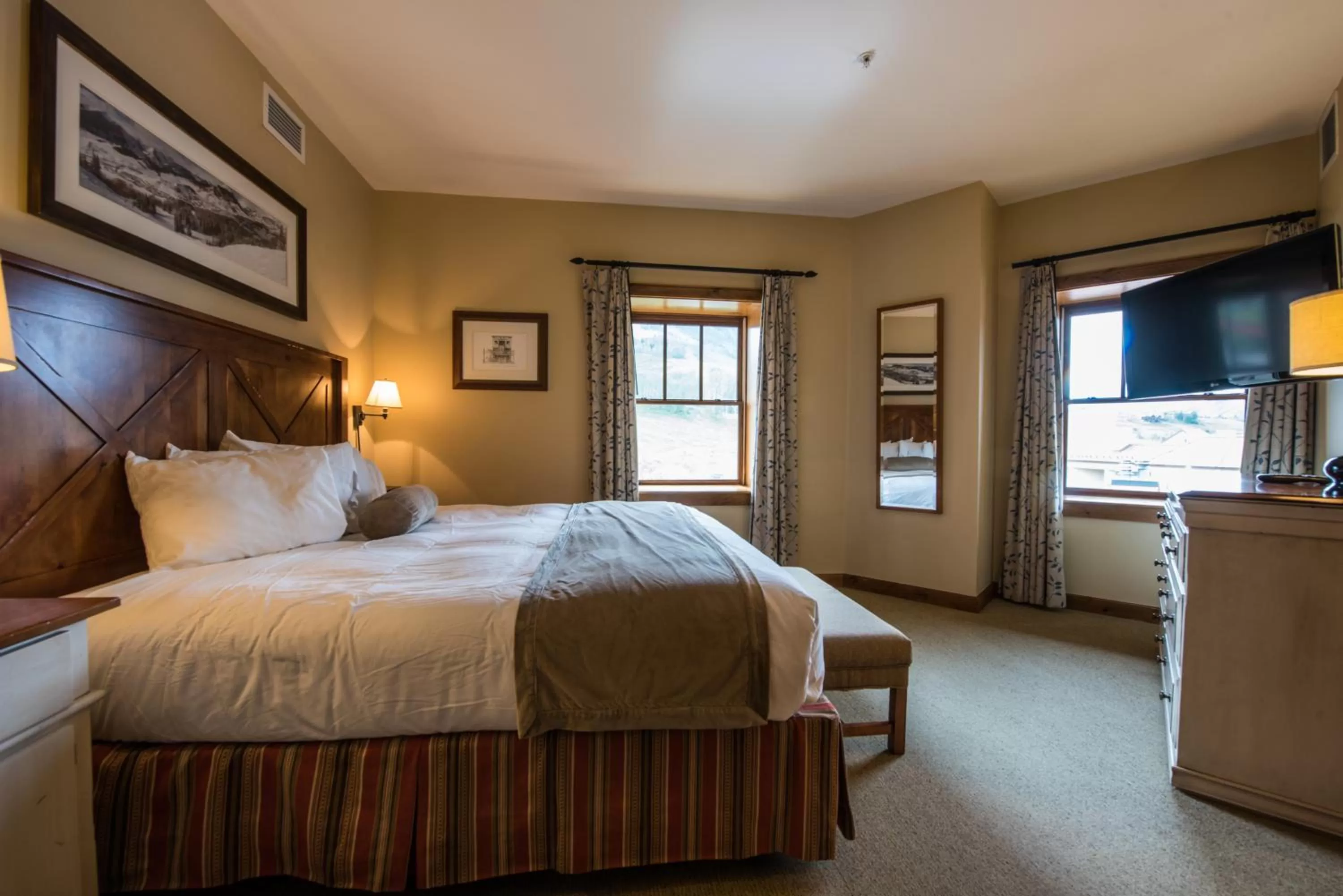 Bed in The Lodge at Mountaineer Square, A Vail Resorts Property
