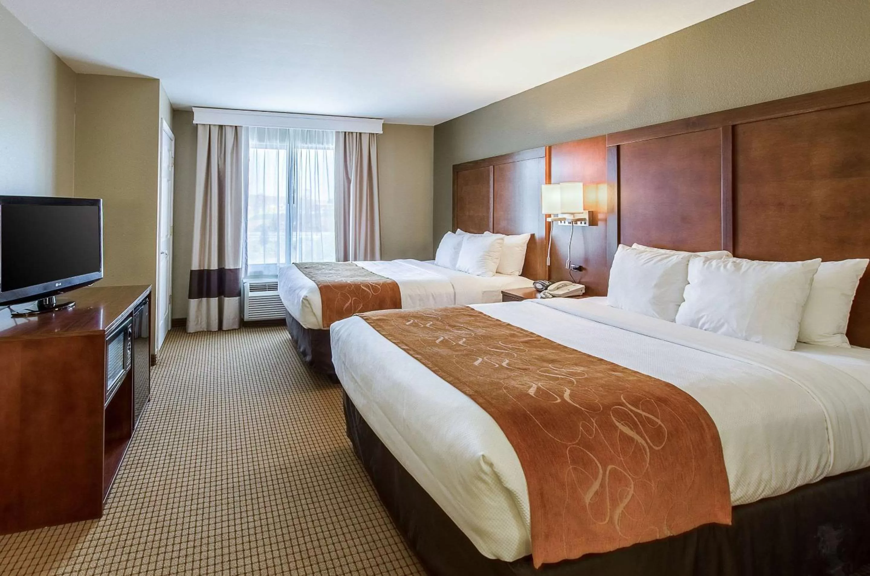 Photo of the whole room, Bed in Comfort Suites Wytheville near Conference Center