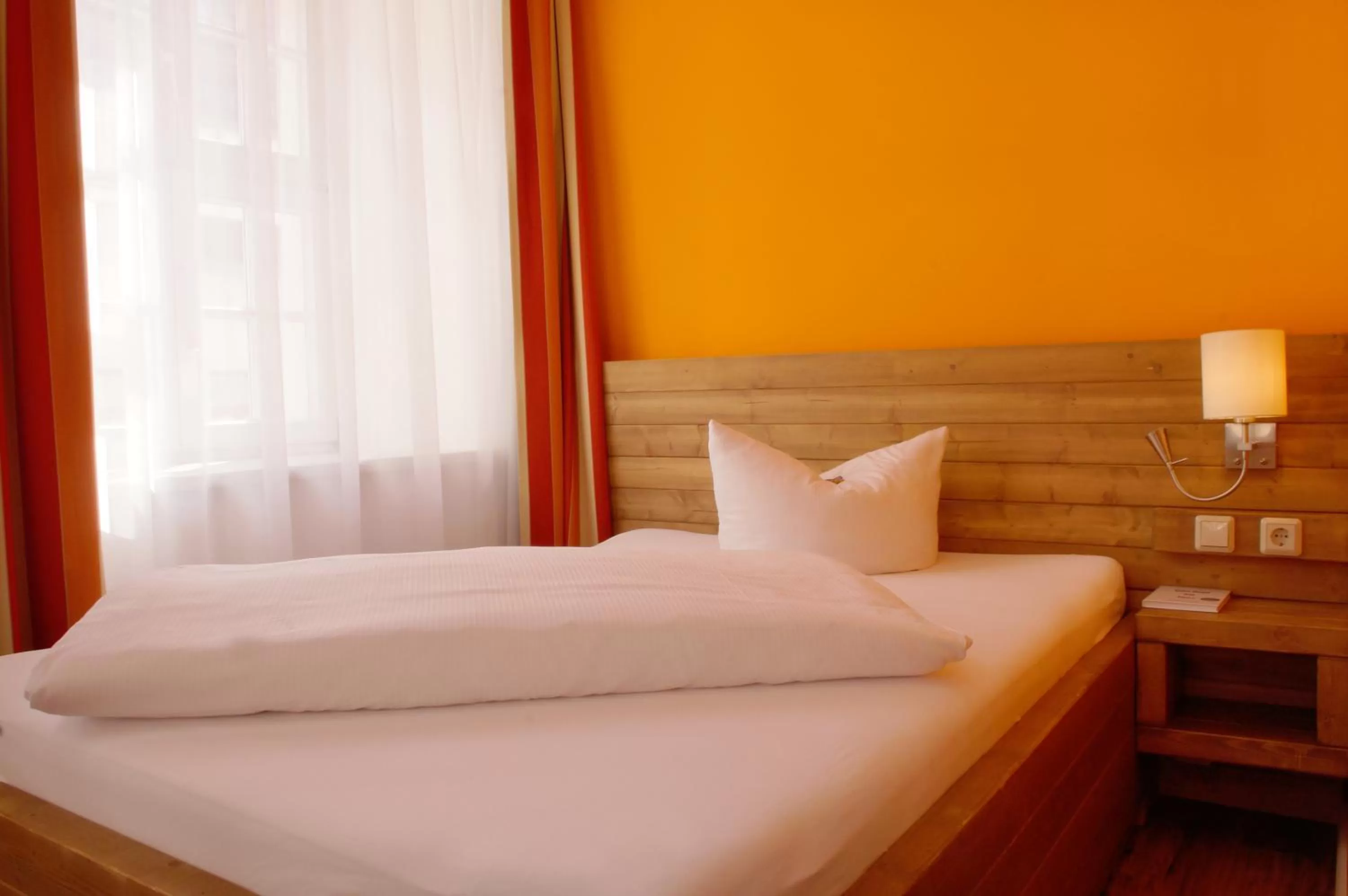 Photo of the whole room, Bed in Hotel Am Obermarkt