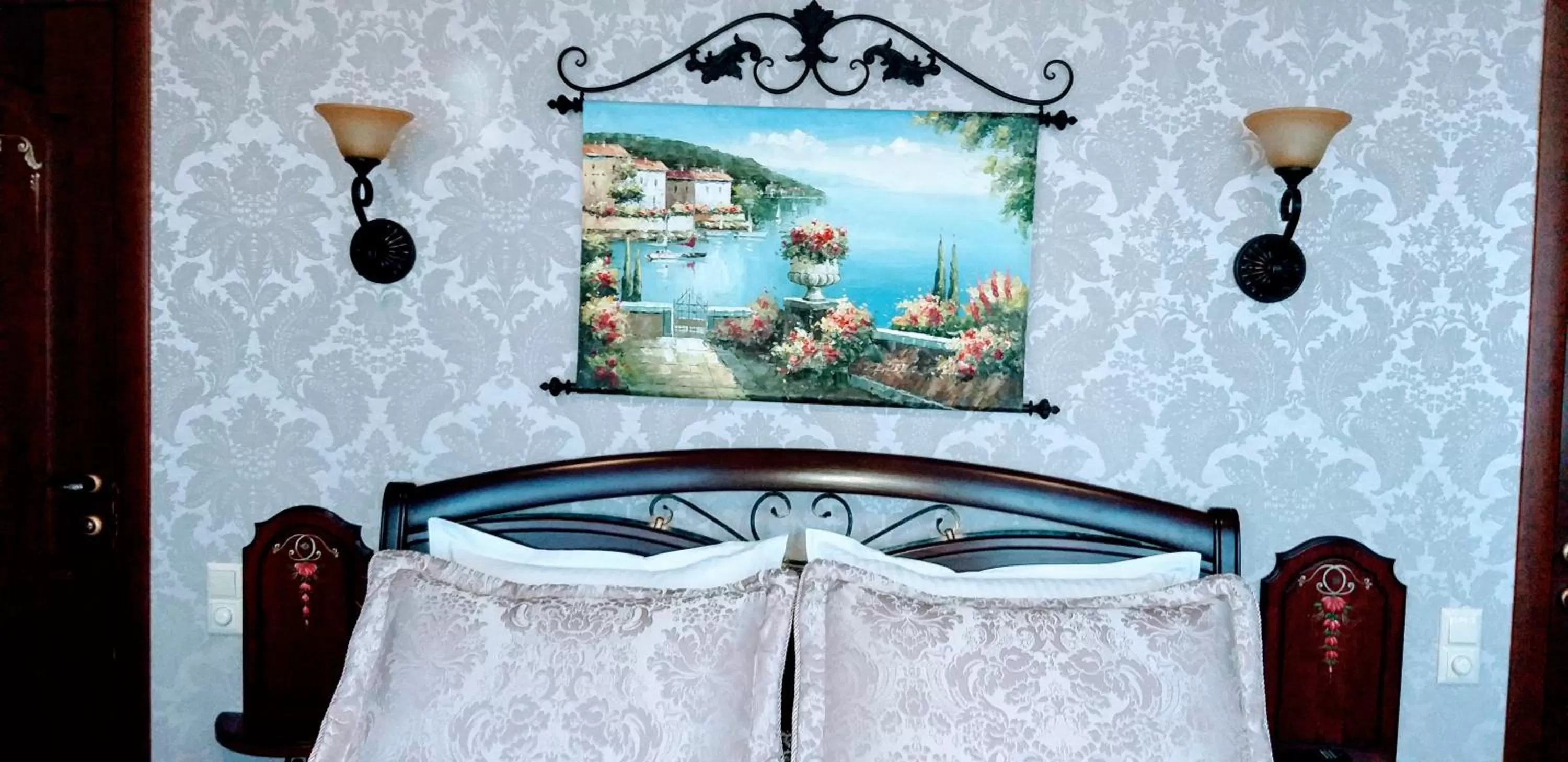 Photo of the whole room in Shalanda