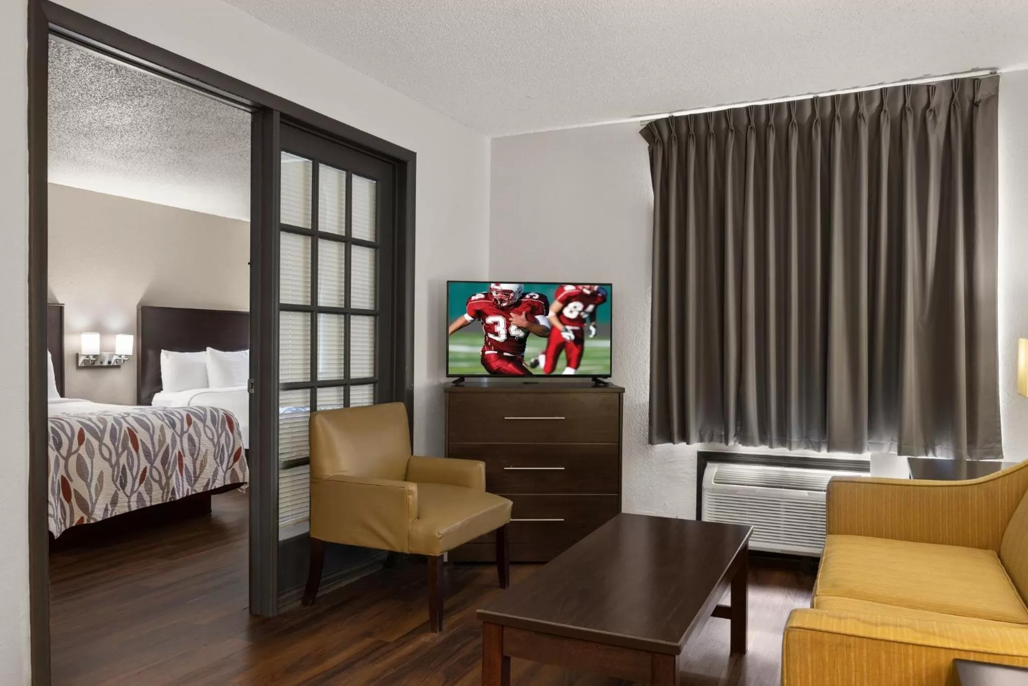Photo of the whole room, Bed in Red Roof Inn & Suites Savannah Airport