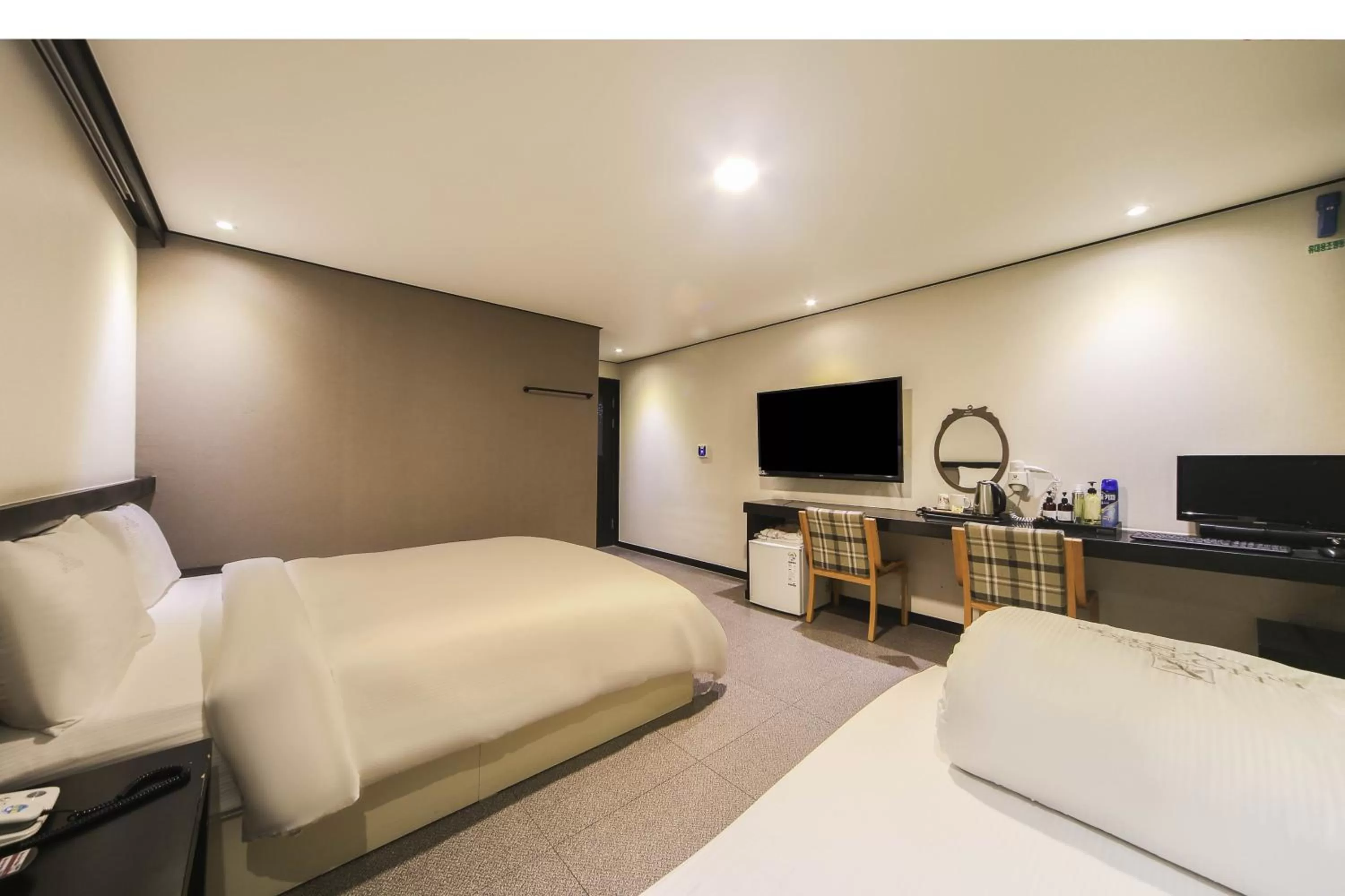 Bedroom, Bed in Elysee Hotel