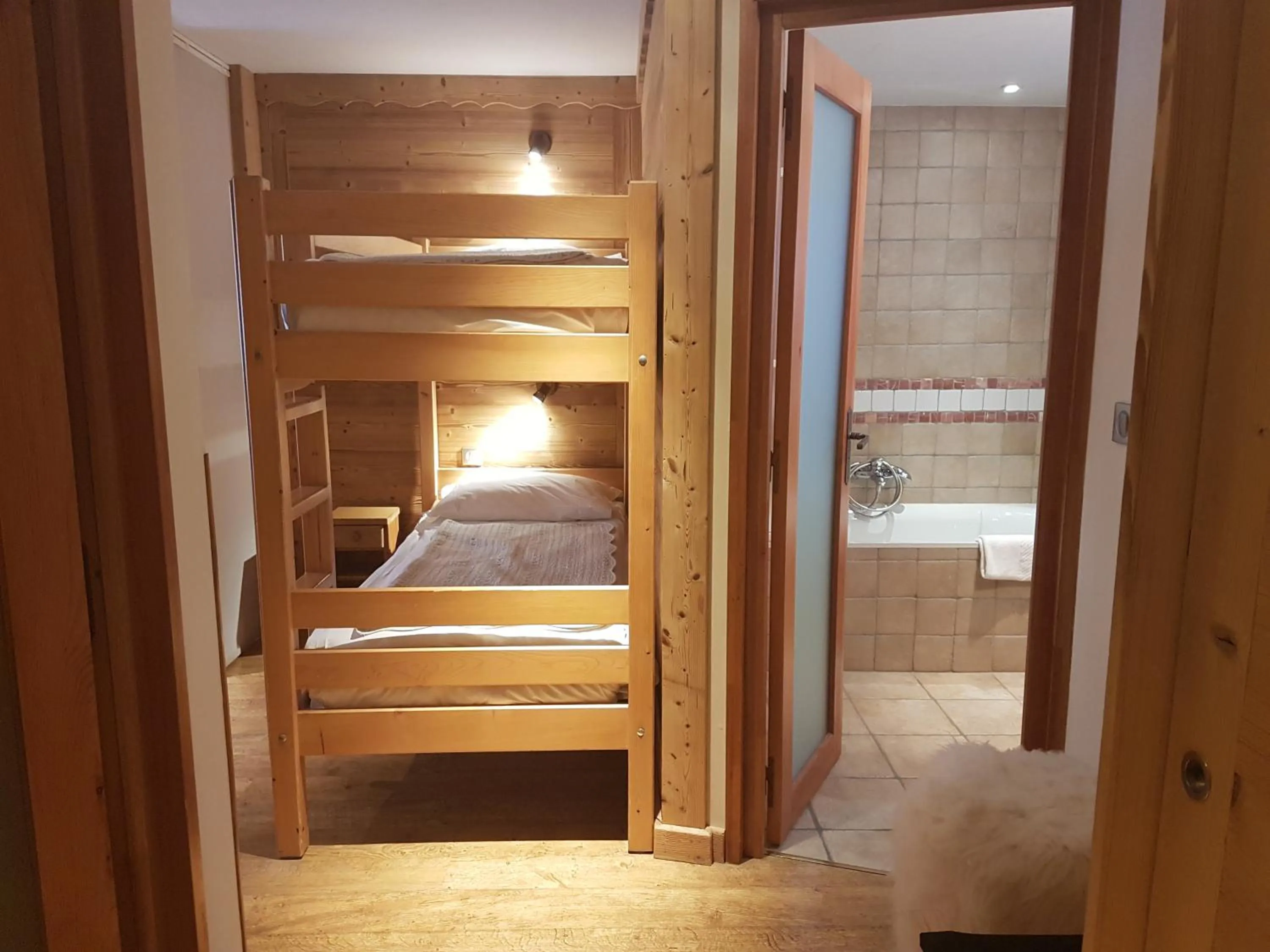 Photo of the whole room, Bed in Auberge du Manoir