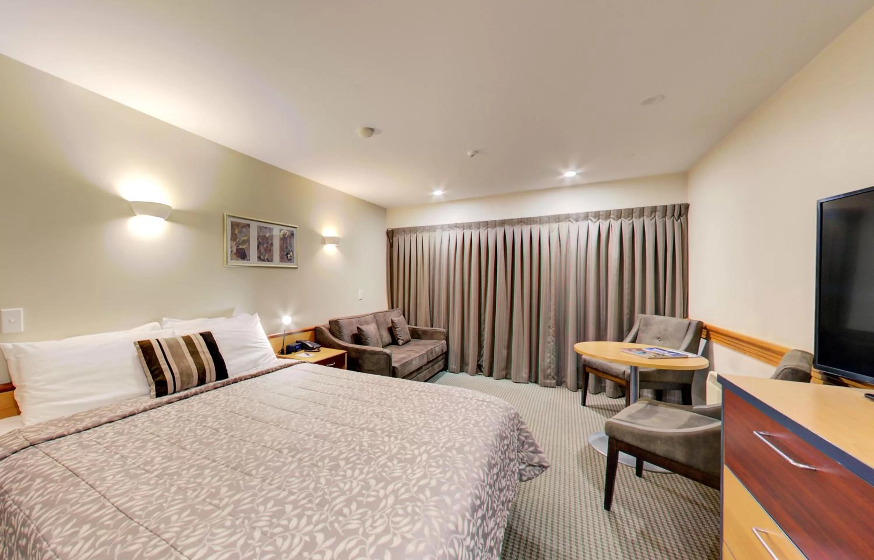 Photo of the whole room, Bed in Dunedin Leisure Lodge - Distinction