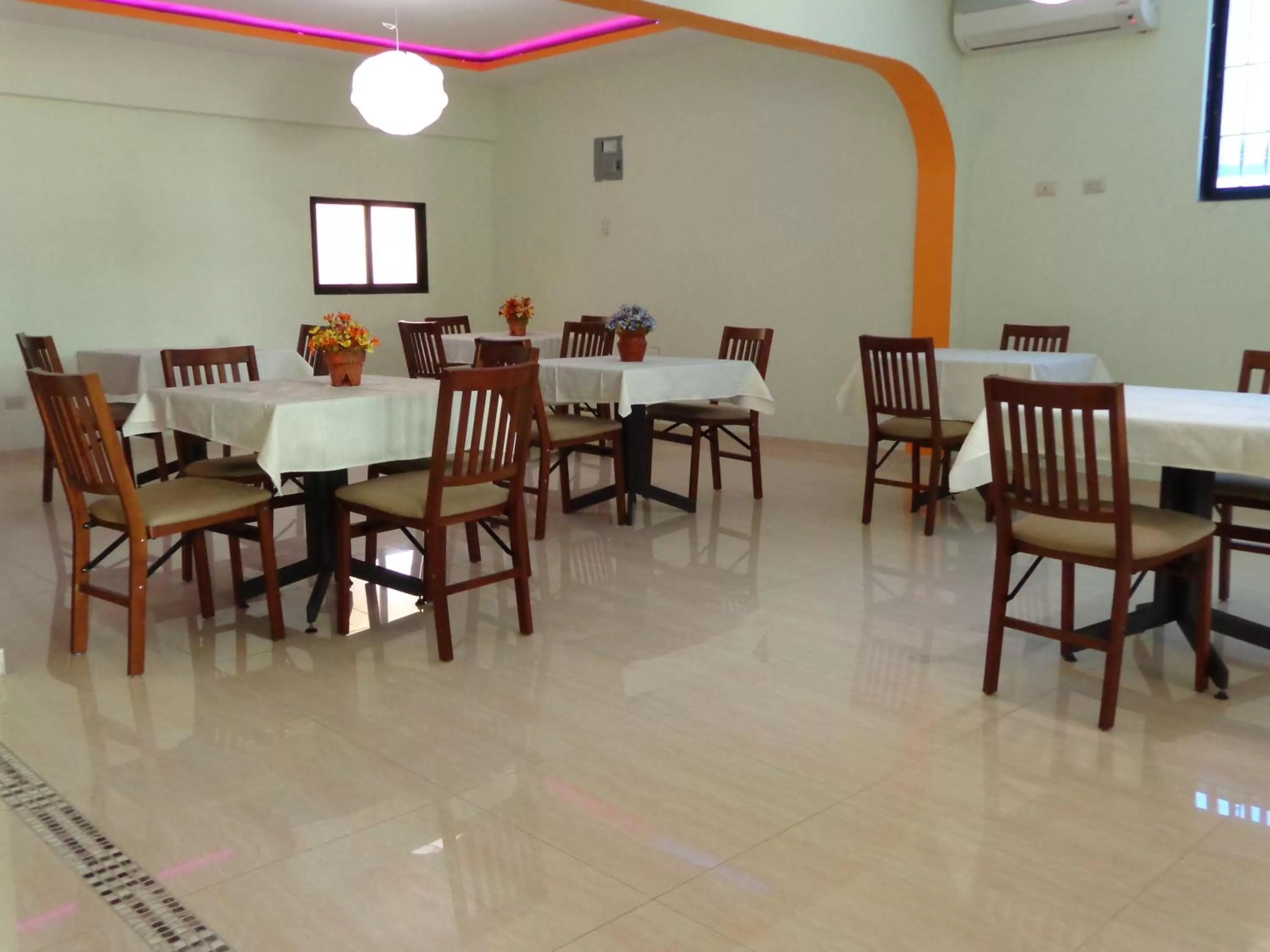 Restaurant/places to eat in Hotel Renacer