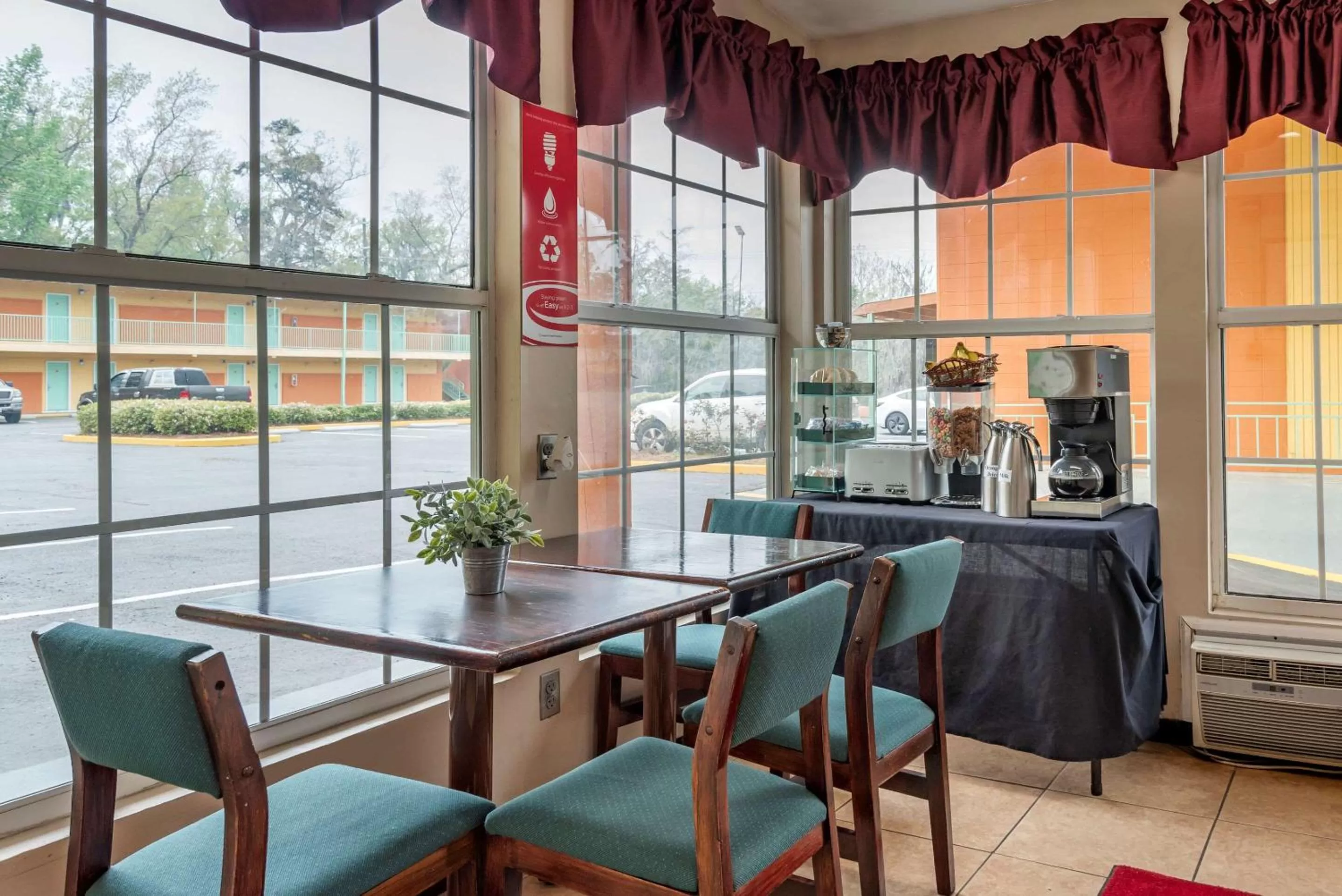 Restaurant/places to eat in Econo Lodge Tallahassee Downtown - University