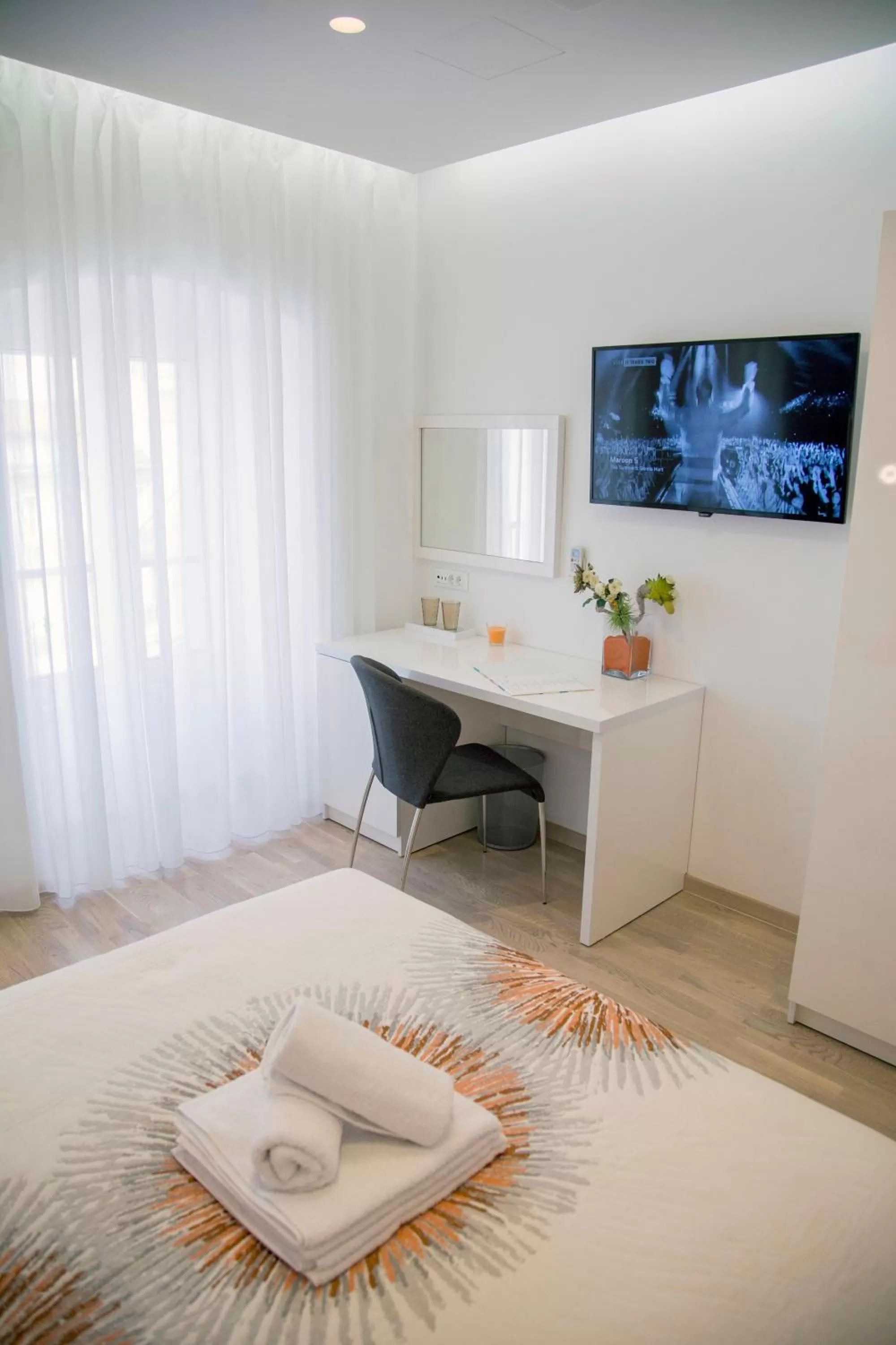 Bed, TV/Entertainment Center in Luxury rooms Skystar-Split