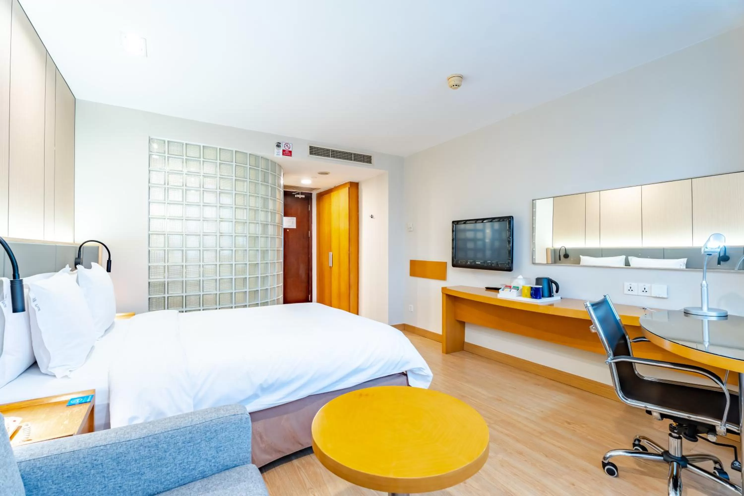 Property logo or sign, Bed in Holiday Inn Express Shanghai Jinqiao Central by IHG