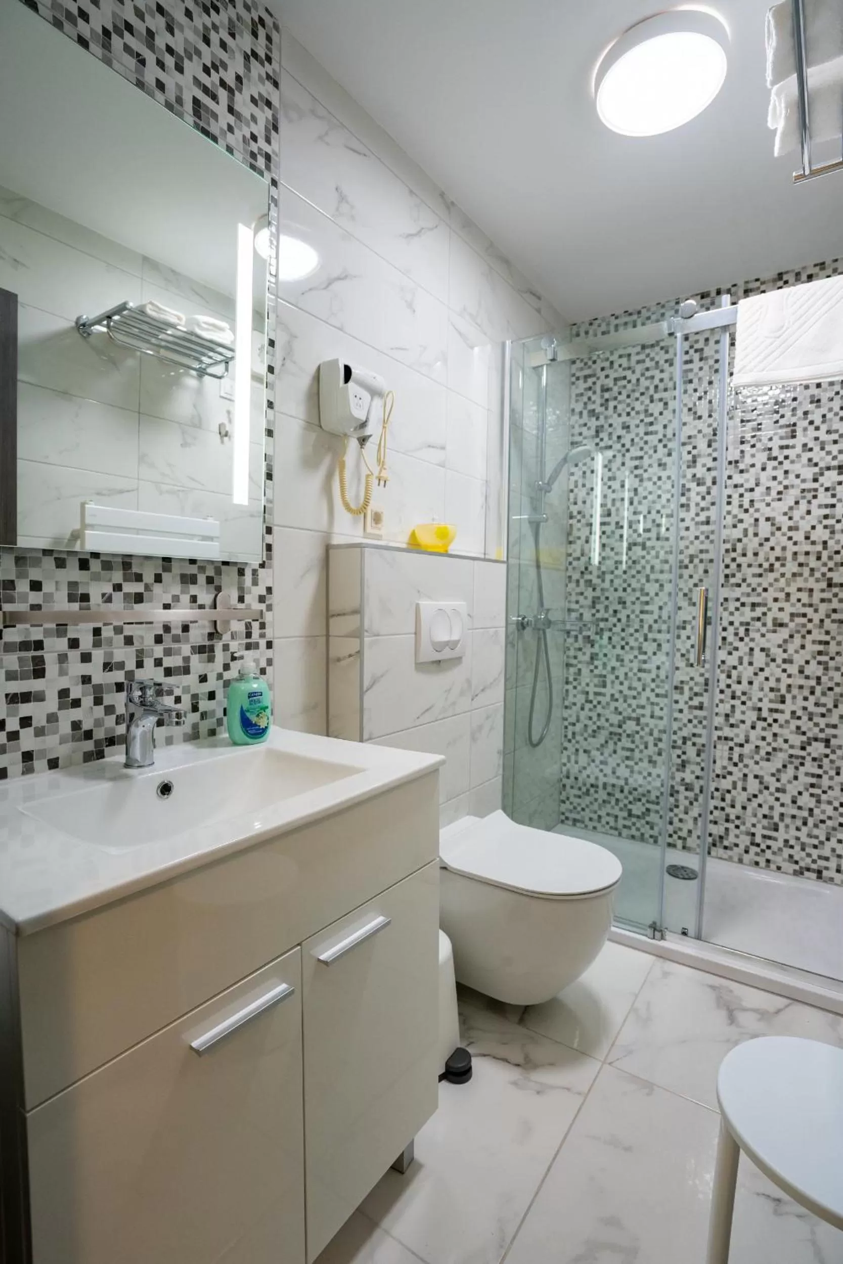 Shower in Bed&Breakfast Novalis