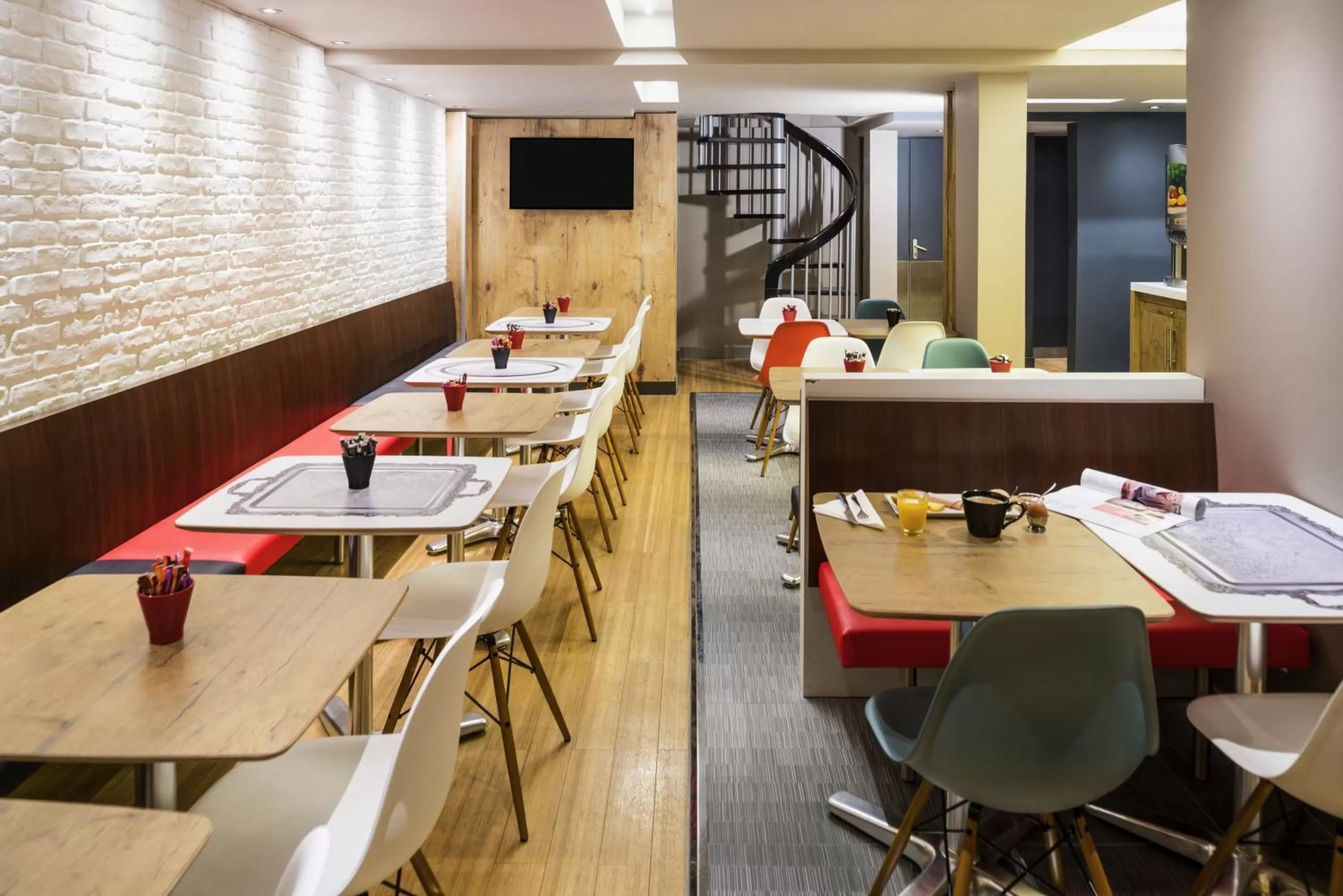 Restaurant/places to eat in ibis Clichy Centre Mairie