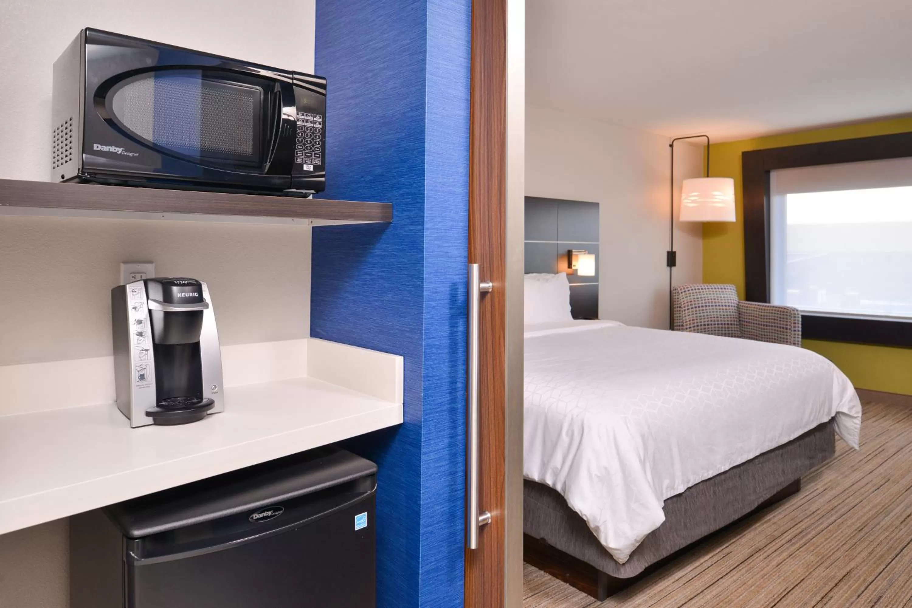 Bedroom, Bed in Holiday Inn Express & Suites - Olathe West by IHG