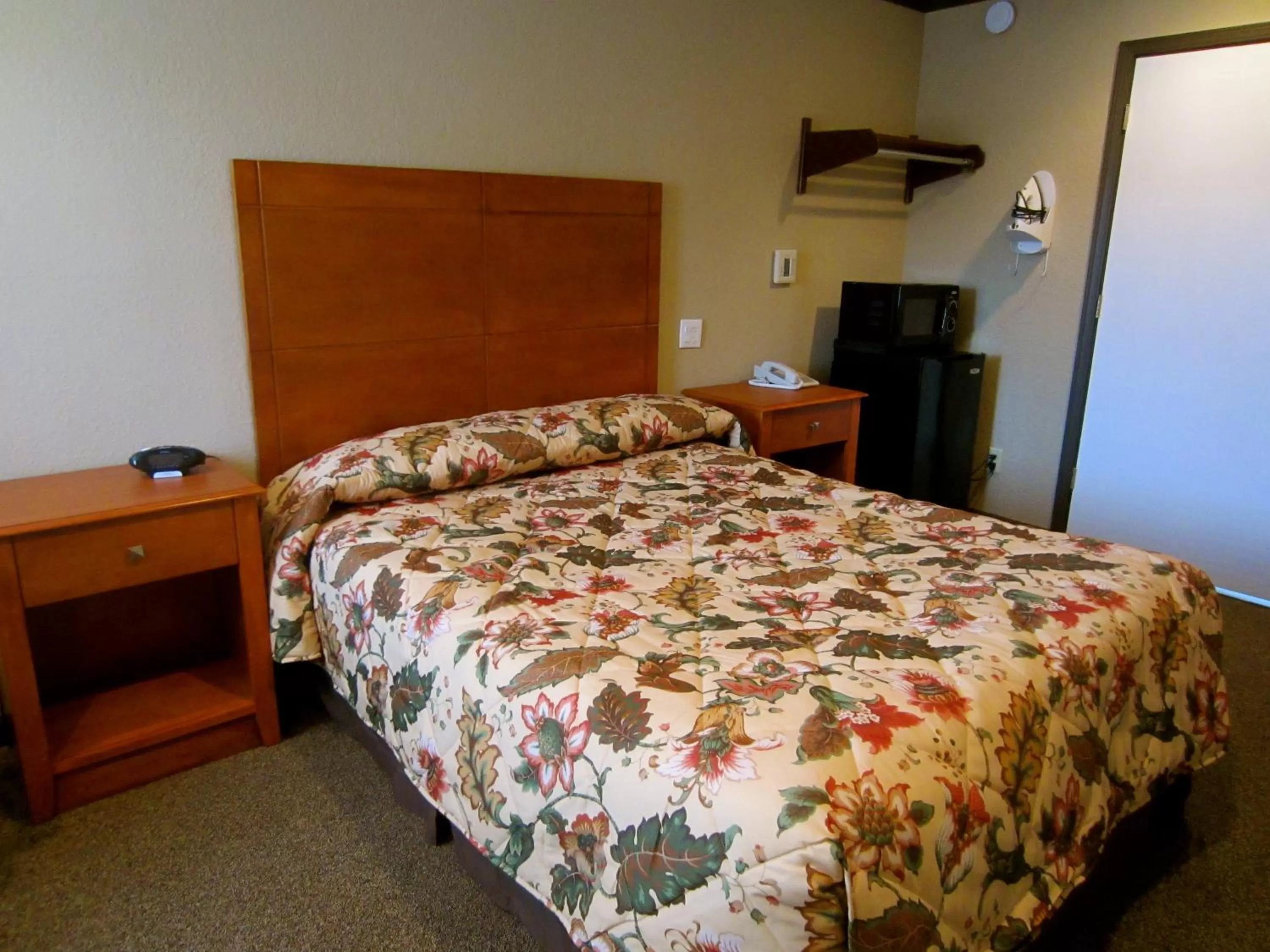 Bed in Deluxe Inn Redwood City