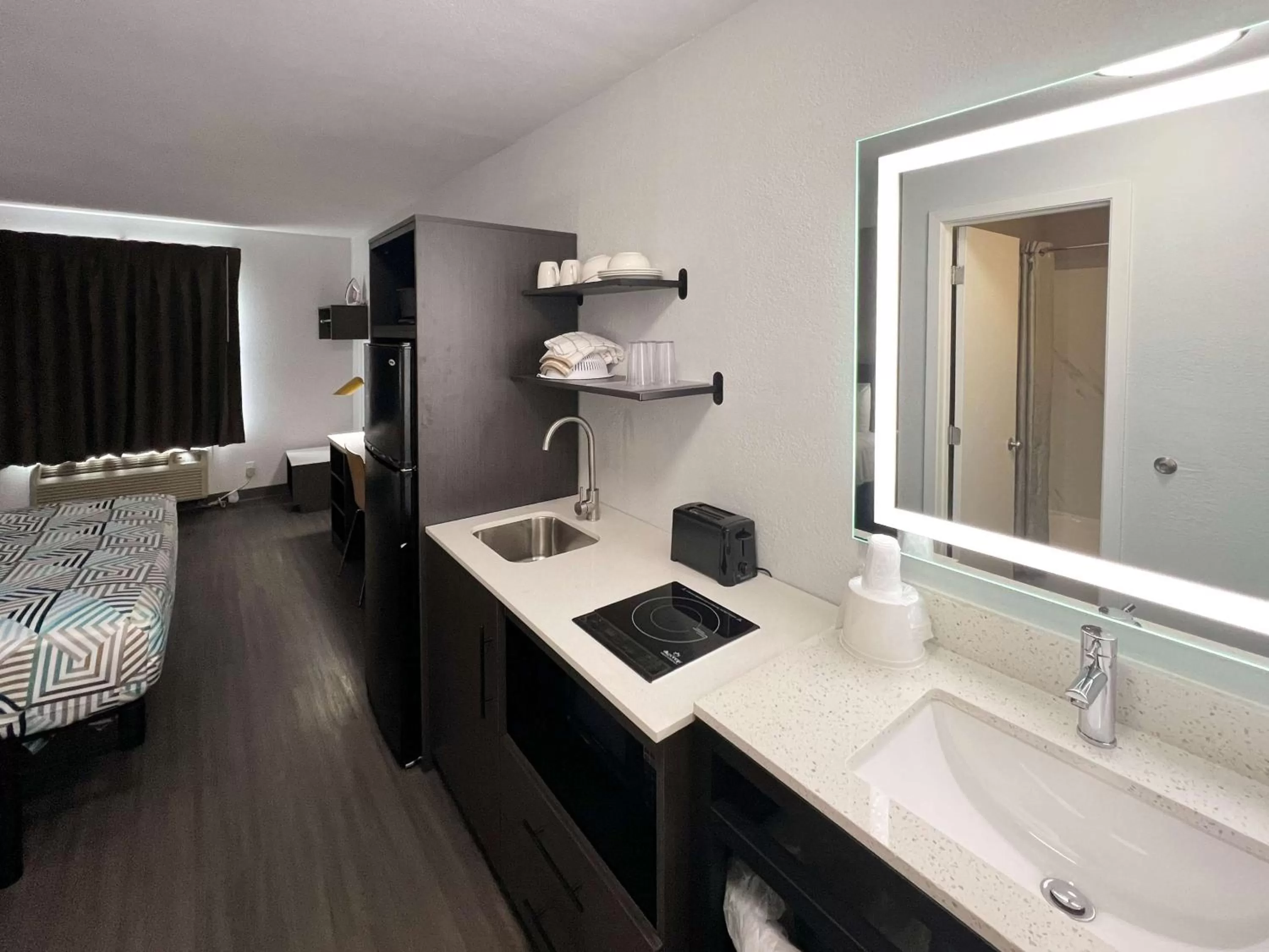 Standard Queen Room - Non-Smoking in Studio 6 Altoona, IA - Des Moines East