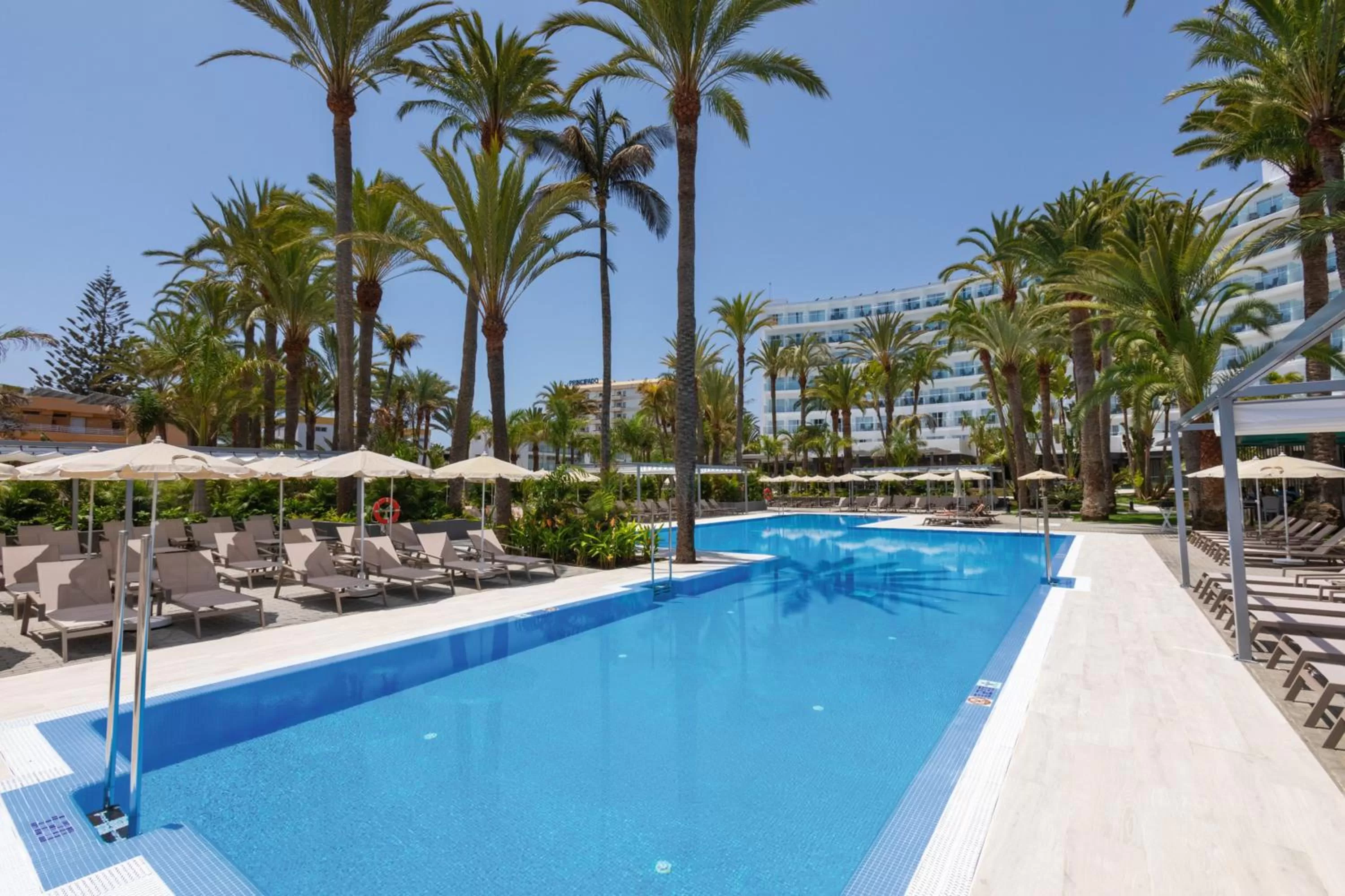 Swimming pool in Hotel Riu Palace Palmeras - All Inclusive