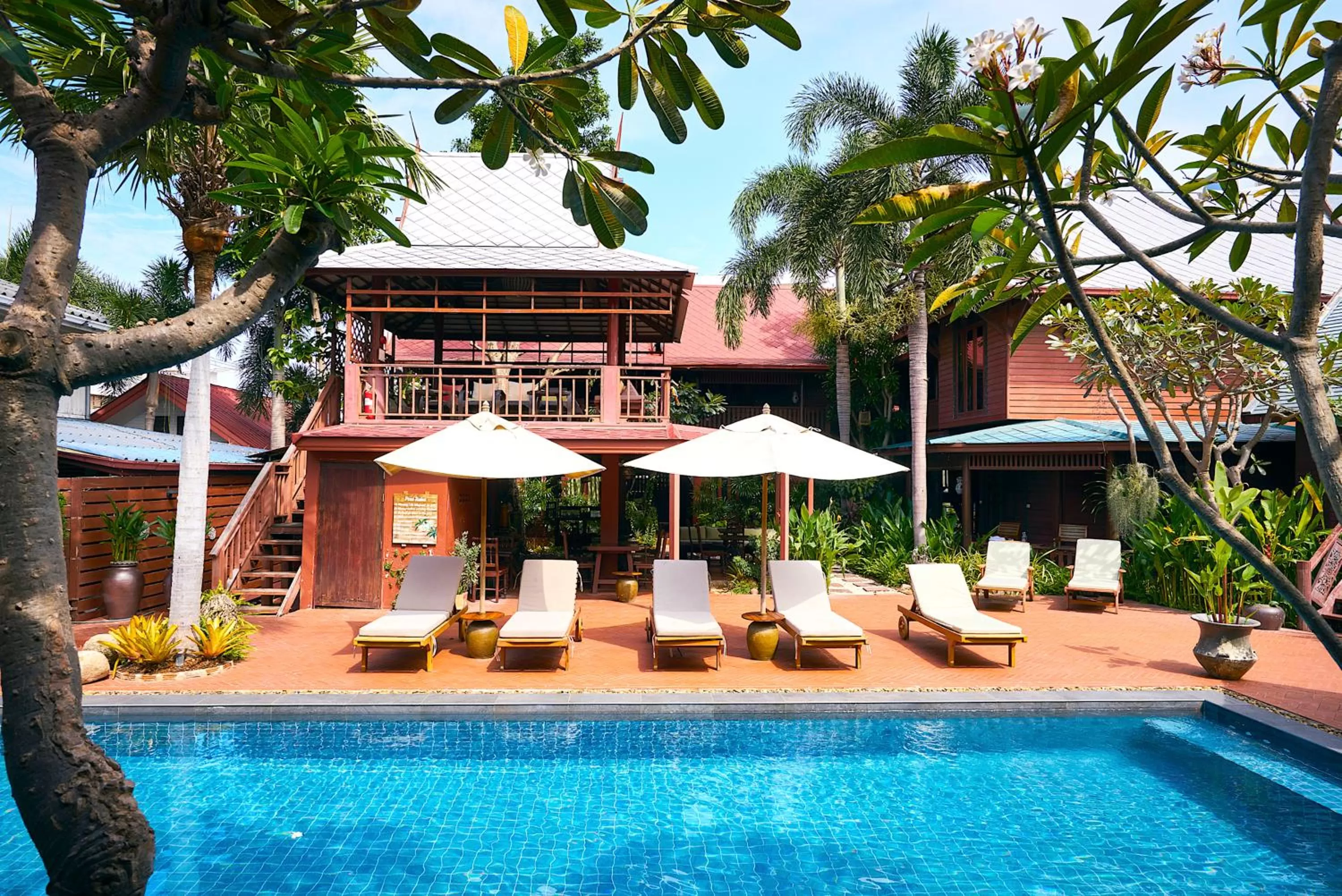 Swimming pool in Ruenkanok Thaihouse Resort