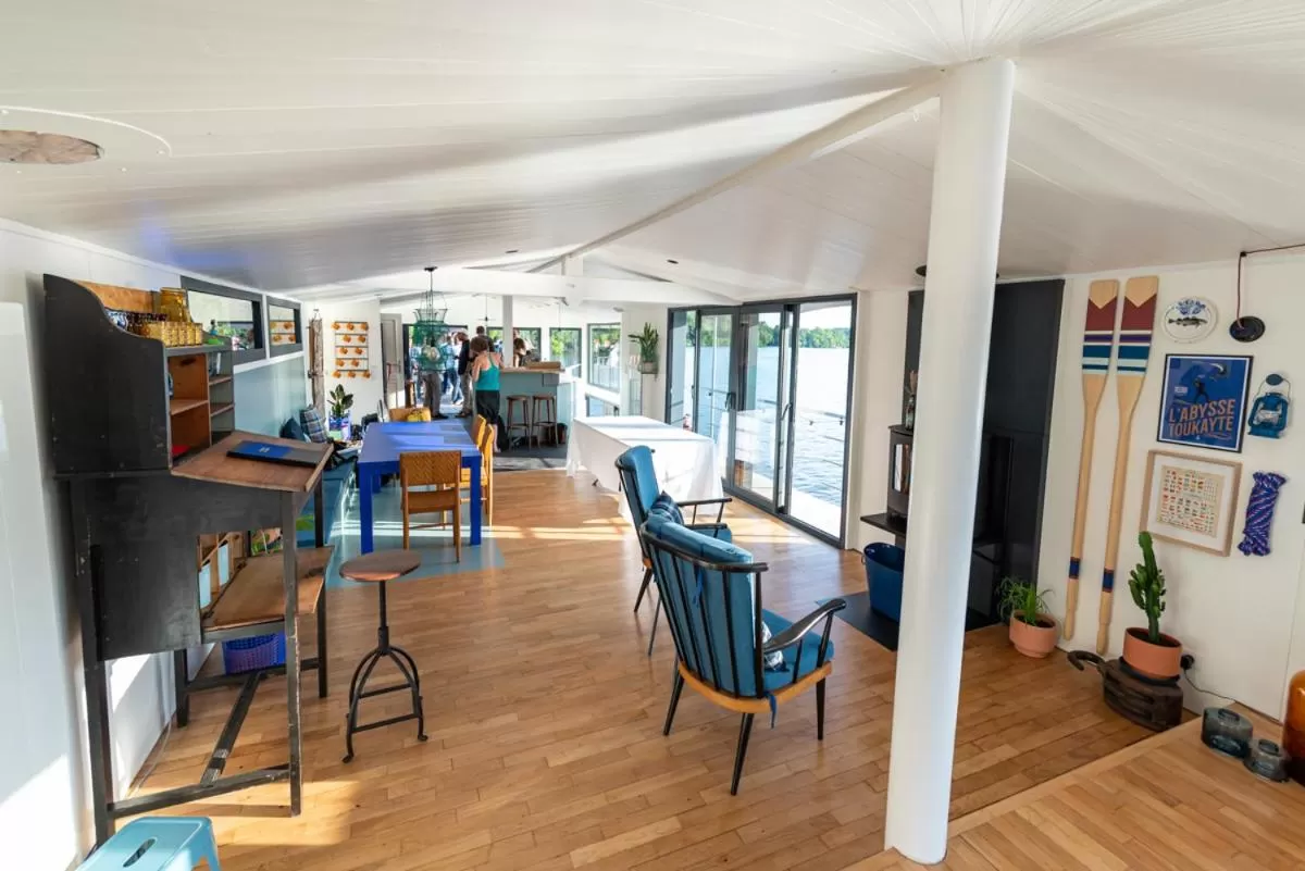 Communal lounge/ TV room in La Rivière House - Péniche Carpe Diem