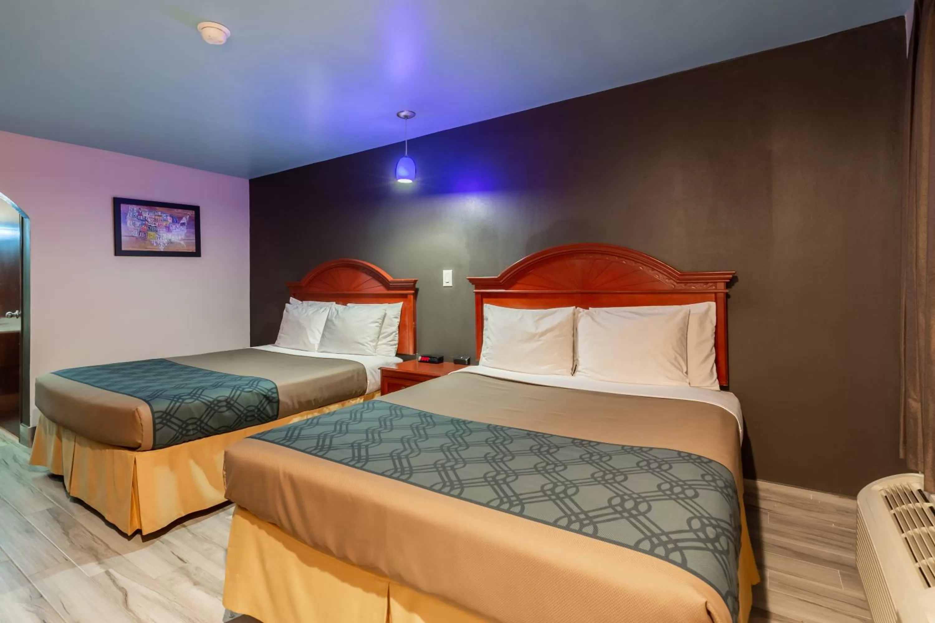 Bed in Summit Inn - Houston Medical Center - NRG Park