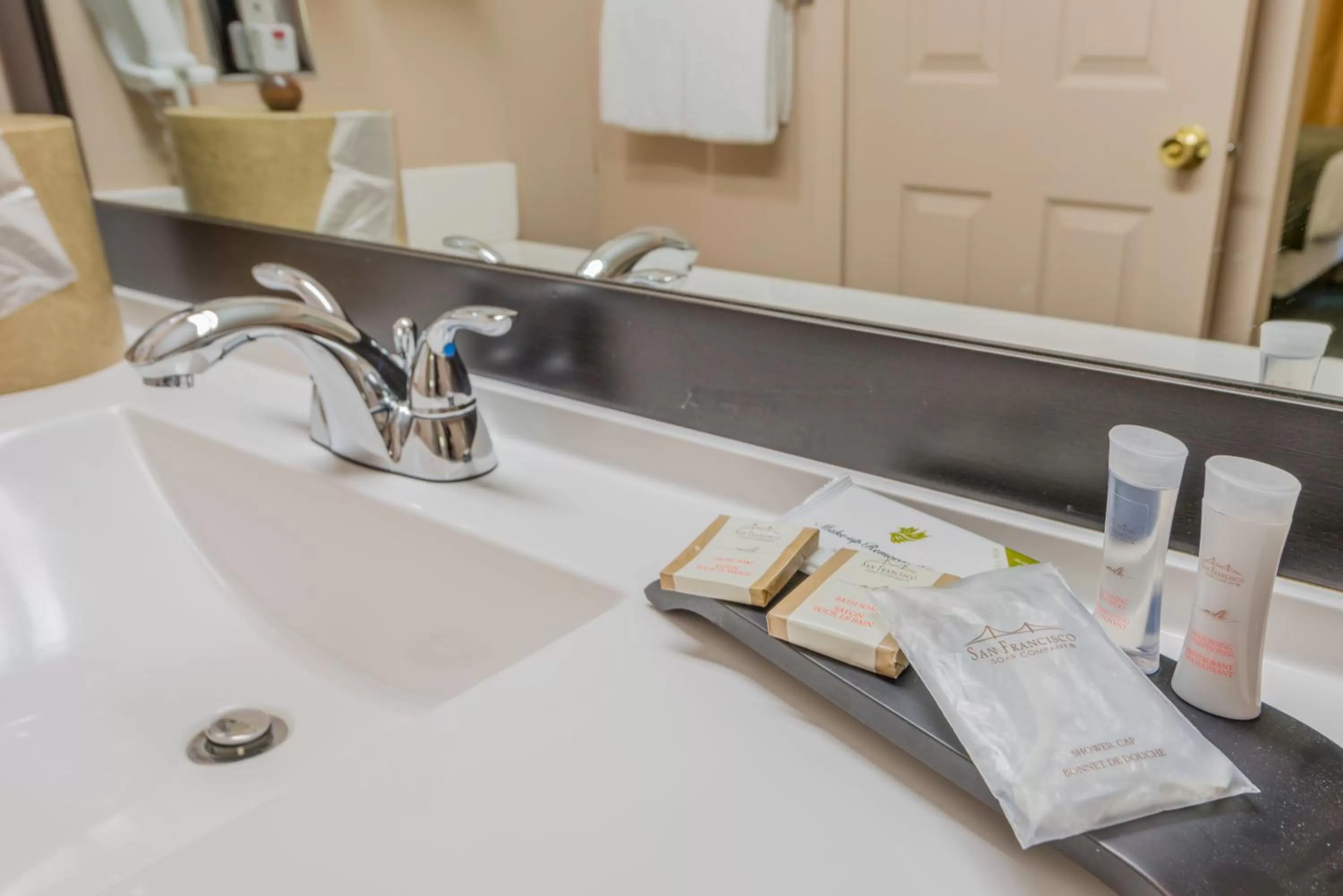 Bathroom in Howard Johnson by Wyndham Downtown Kamloops