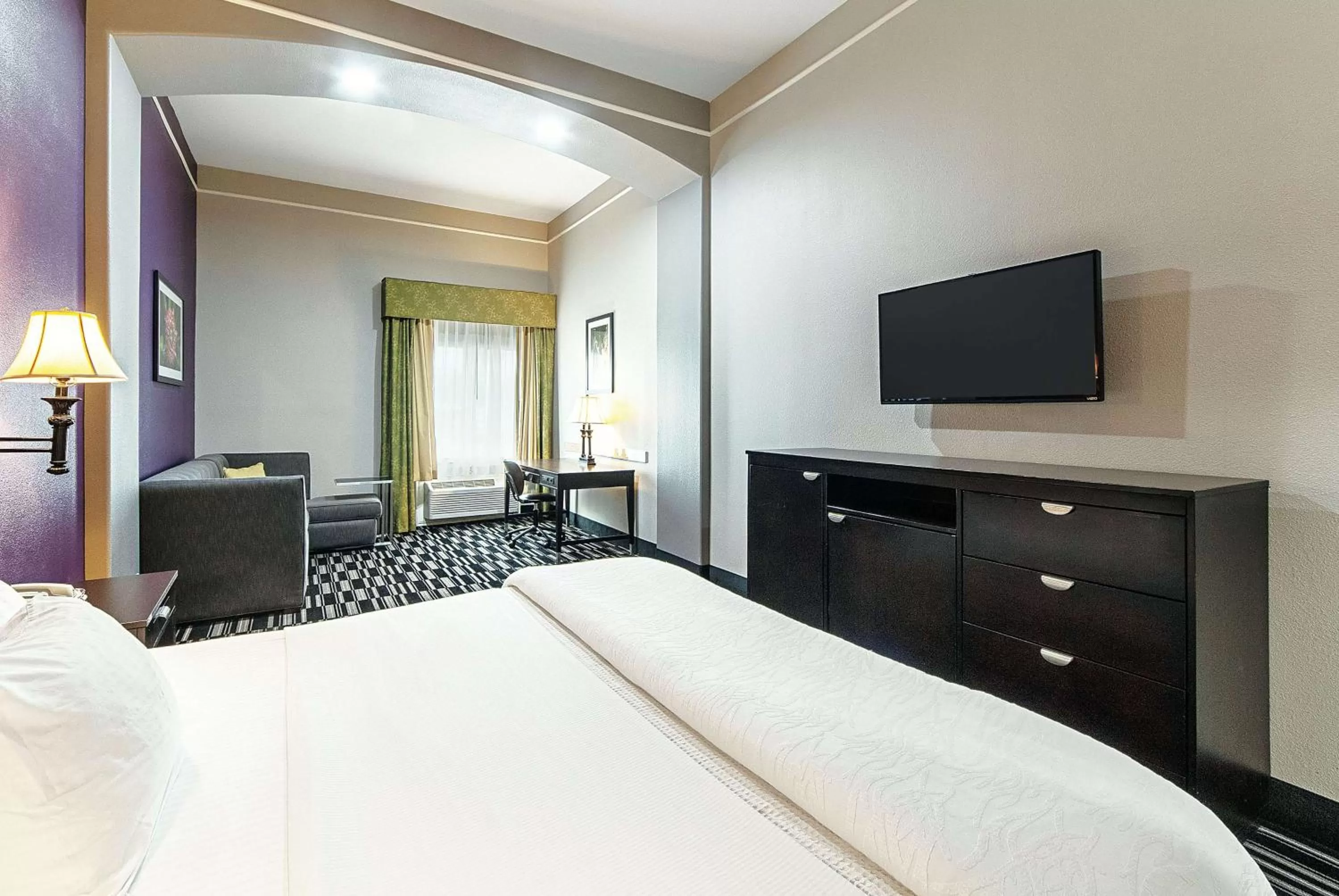 Photo of the whole room, Bed in La Quinta by Wyndham Alamo-McAllen East