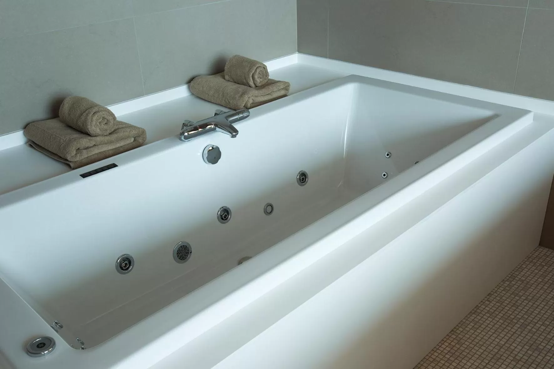 Photo of the whole room in Hotel L'Arbre Voyageur - LILLE