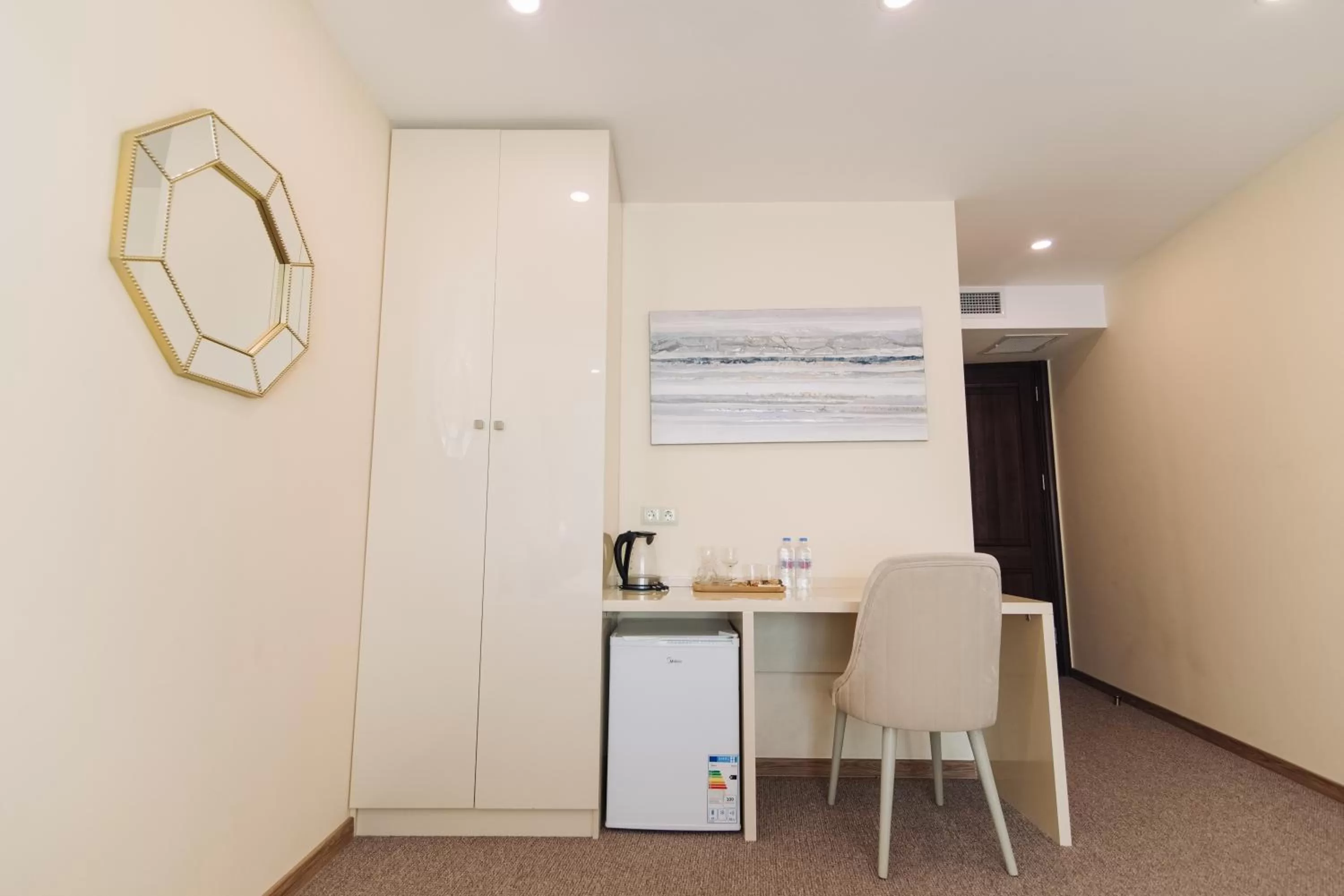 Coffee/tea facilities, Kitchen/Kitchenette in Royal Plaza Hotel