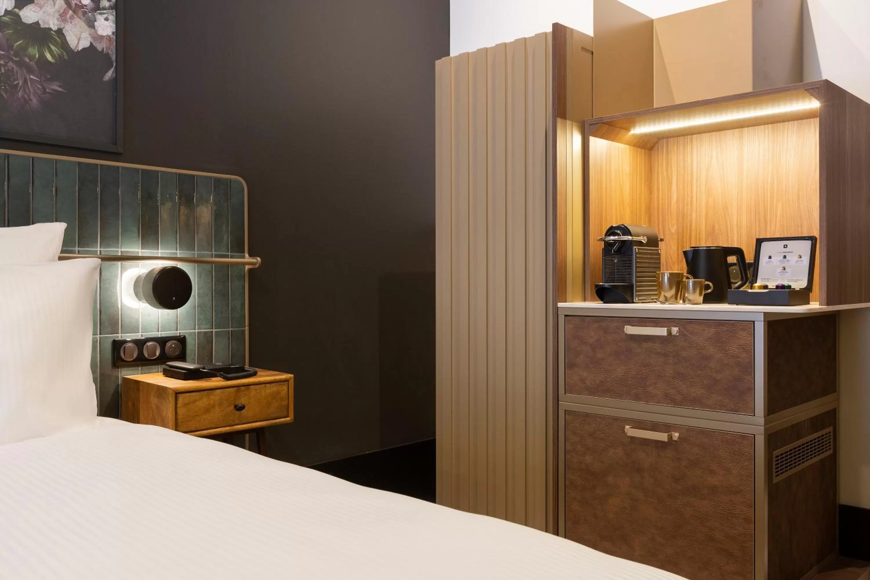 Coffee/tea facilities, Bed in Hotel Les Capitouls Toulouse Centre - Handwritten Collection