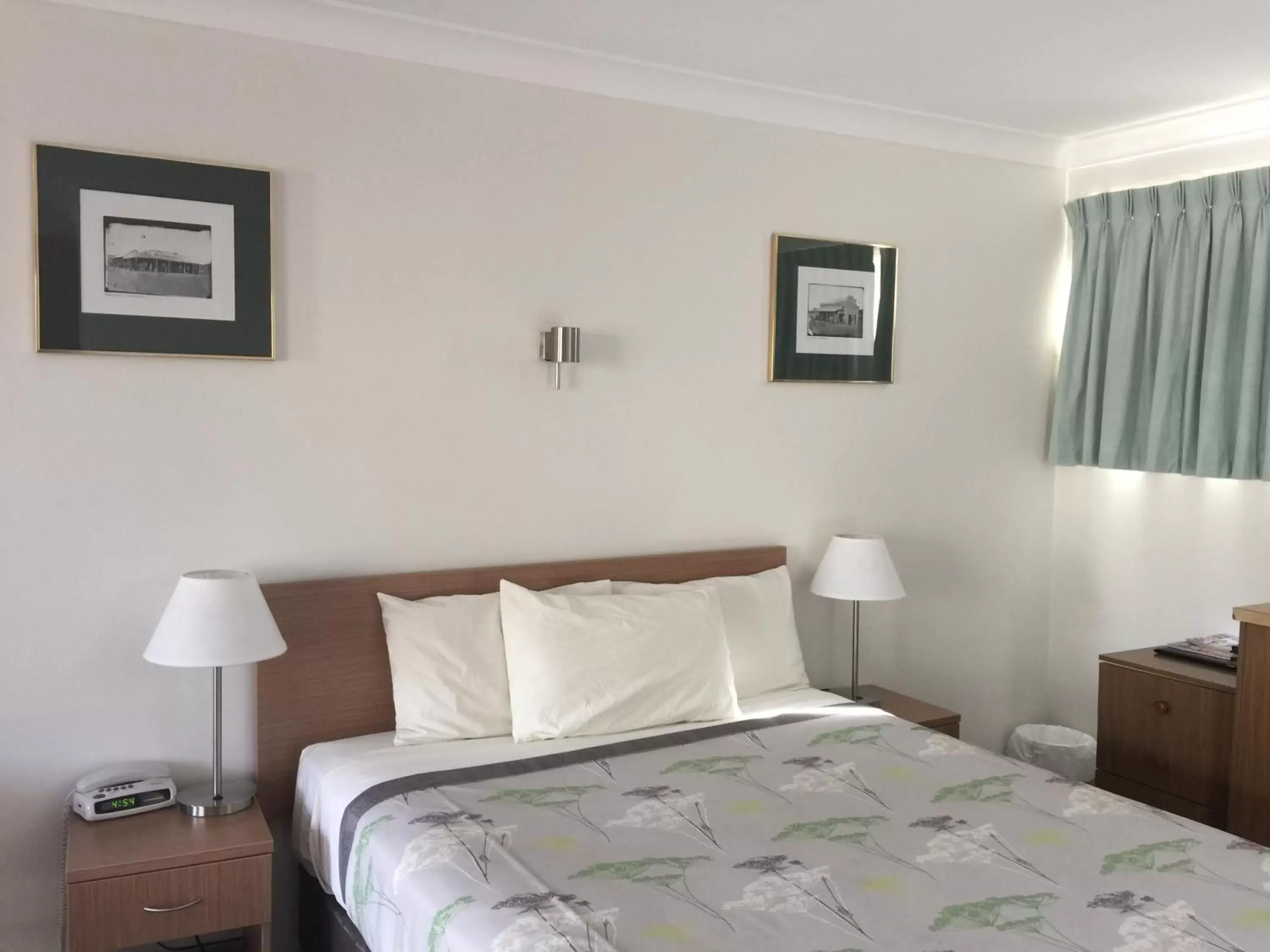 Queen Room in Ten Dollar Town Motel Queen Room in Ten Dollar Town Motel