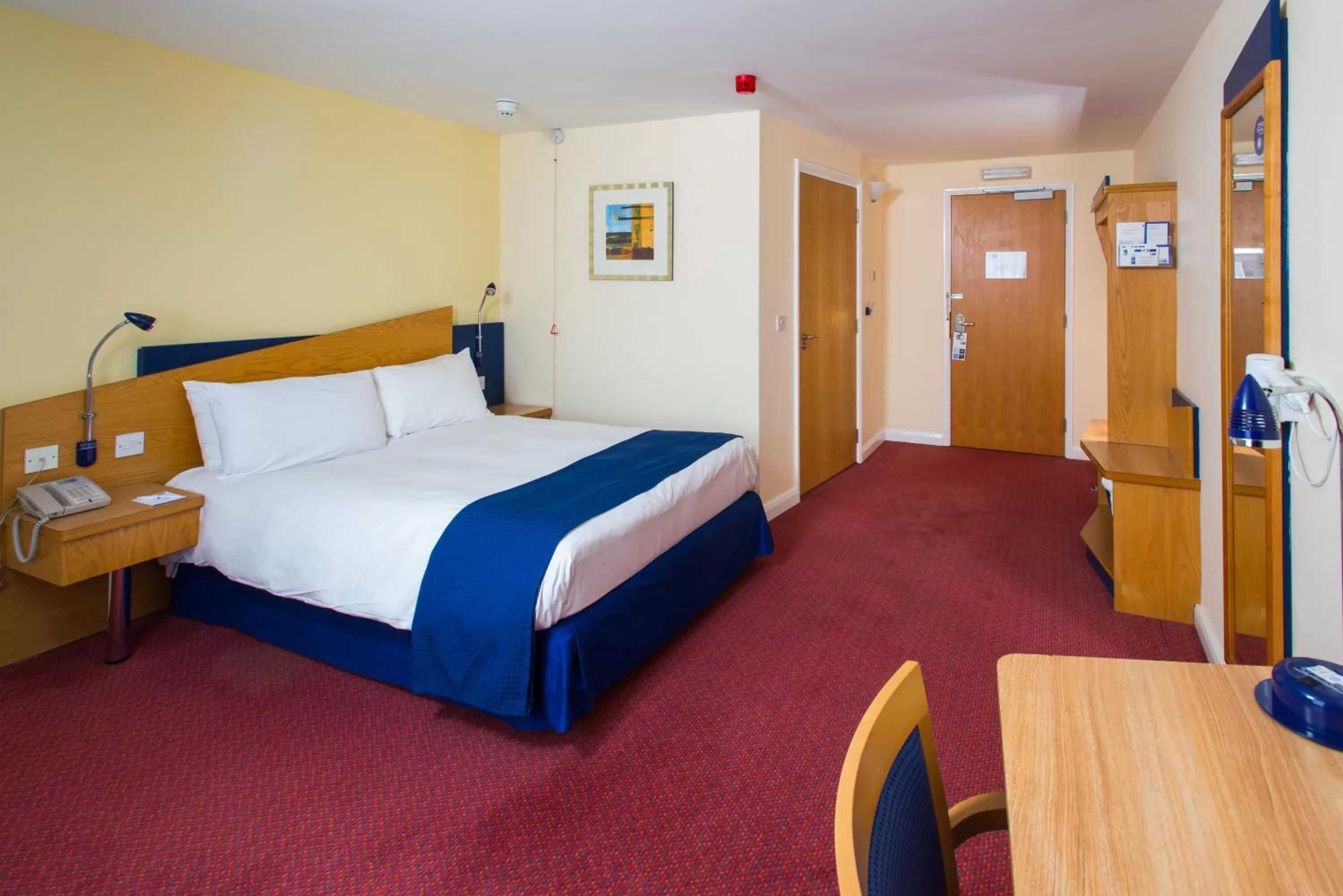Photo of the whole room, Bed in Holiday Inn Express Bradford City Centre by IHG