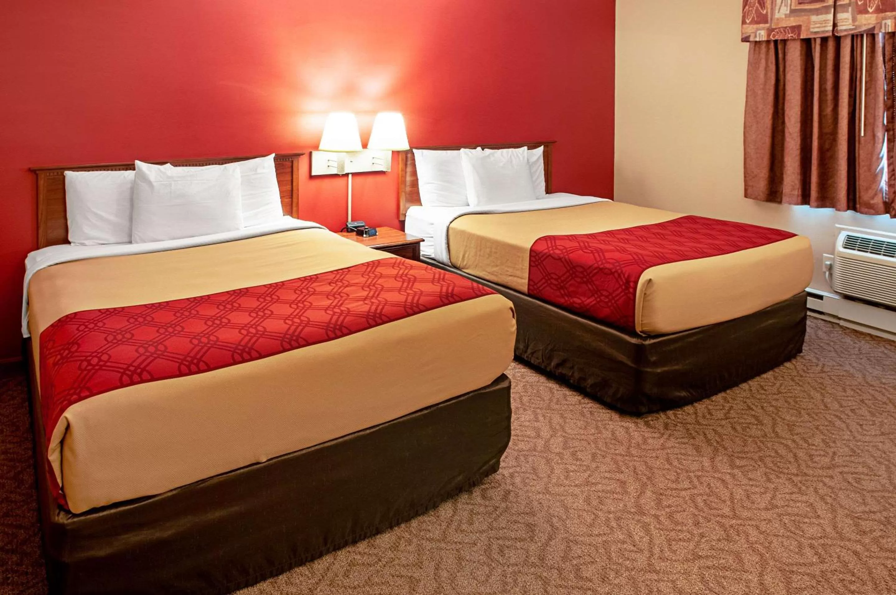 Photo of the whole room, Bed in Econo Lodge Menomonie On The Bay