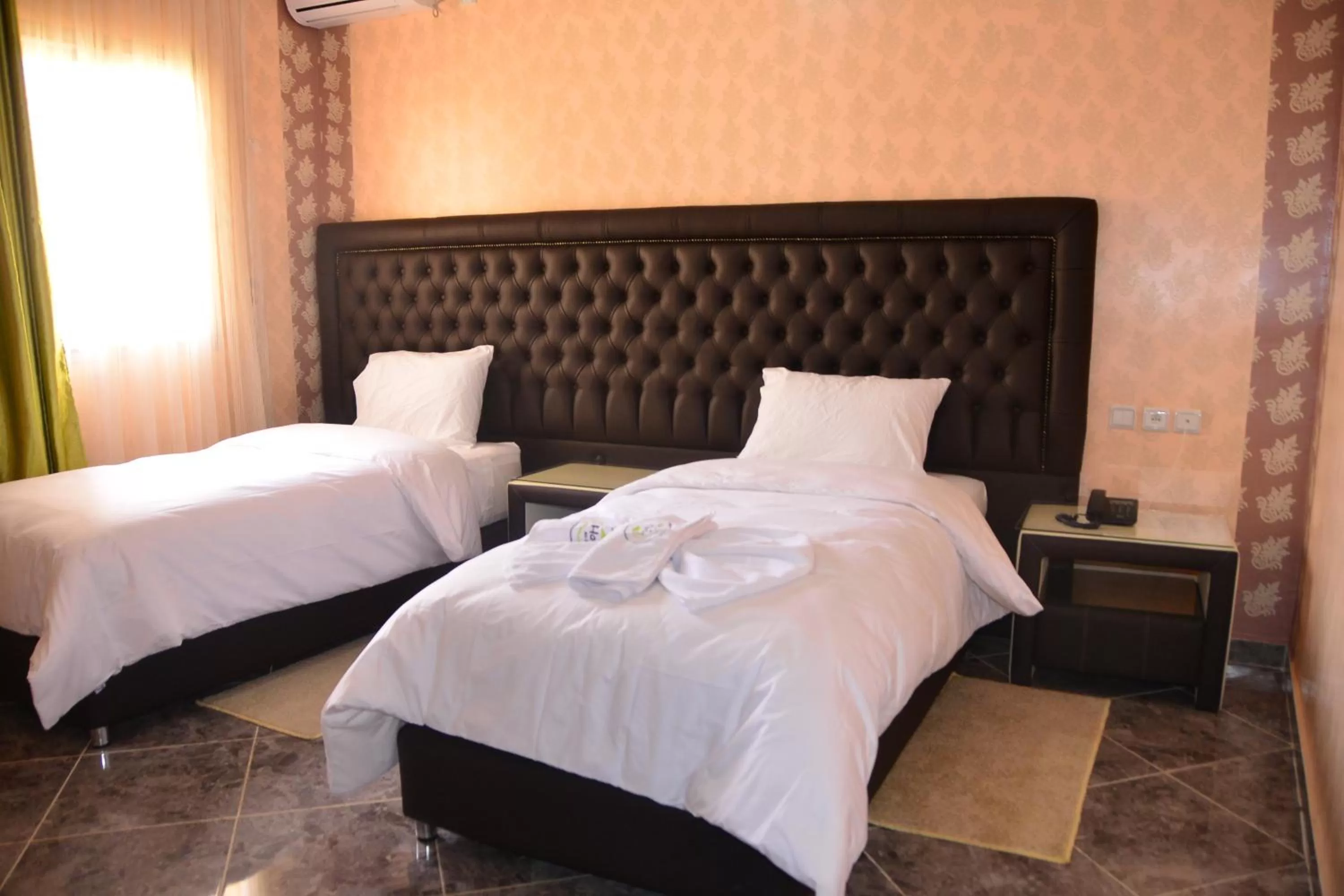 Bed in Hôtel Hadaik Ain Asserdoune