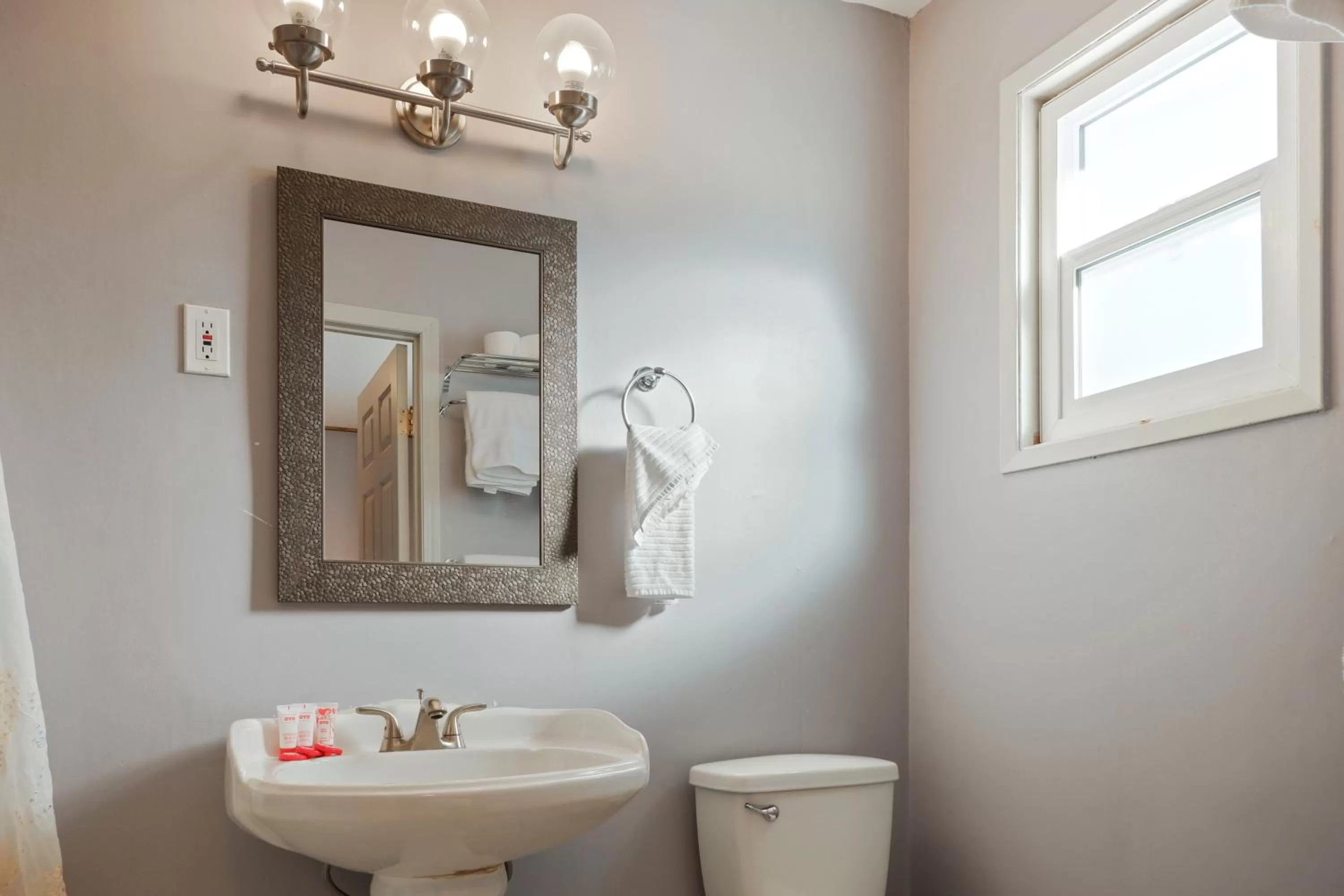 Bathroom in Hotel Bethel - Fort MacLeod, AB