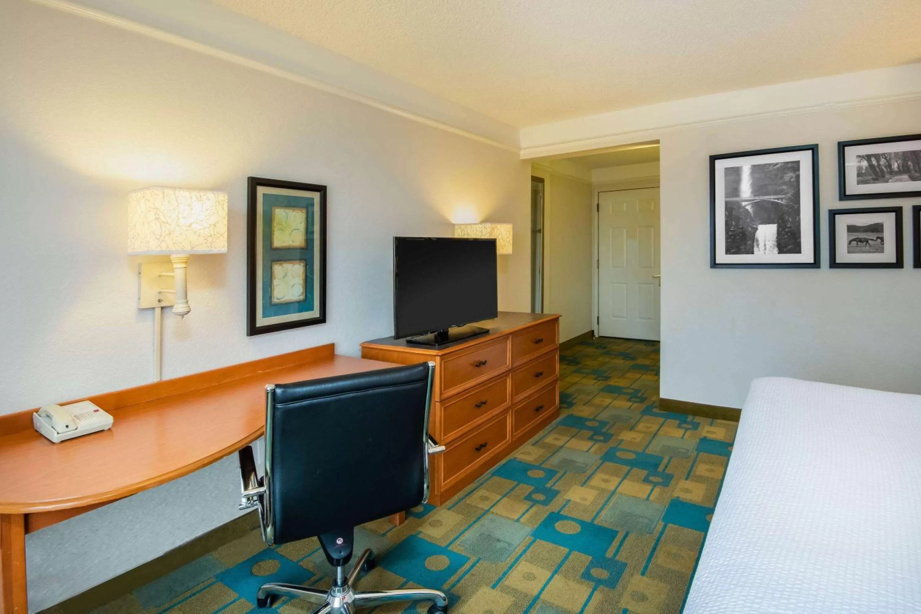 Photo of the whole room, Bed in La Quinta by Wyndham Colorado Springs South Airport