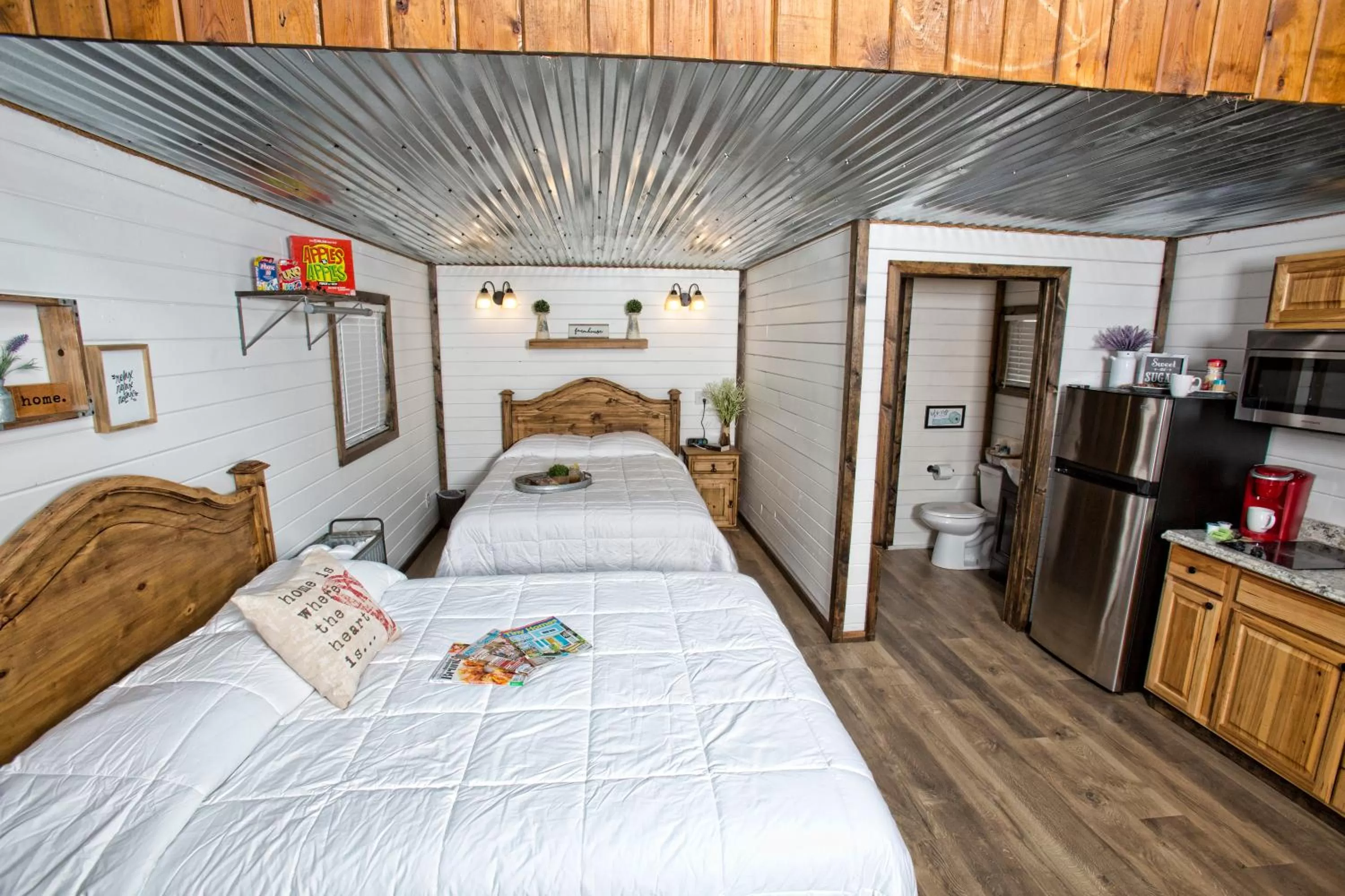 Photo of the whole room, Bed in Stateline Cabin