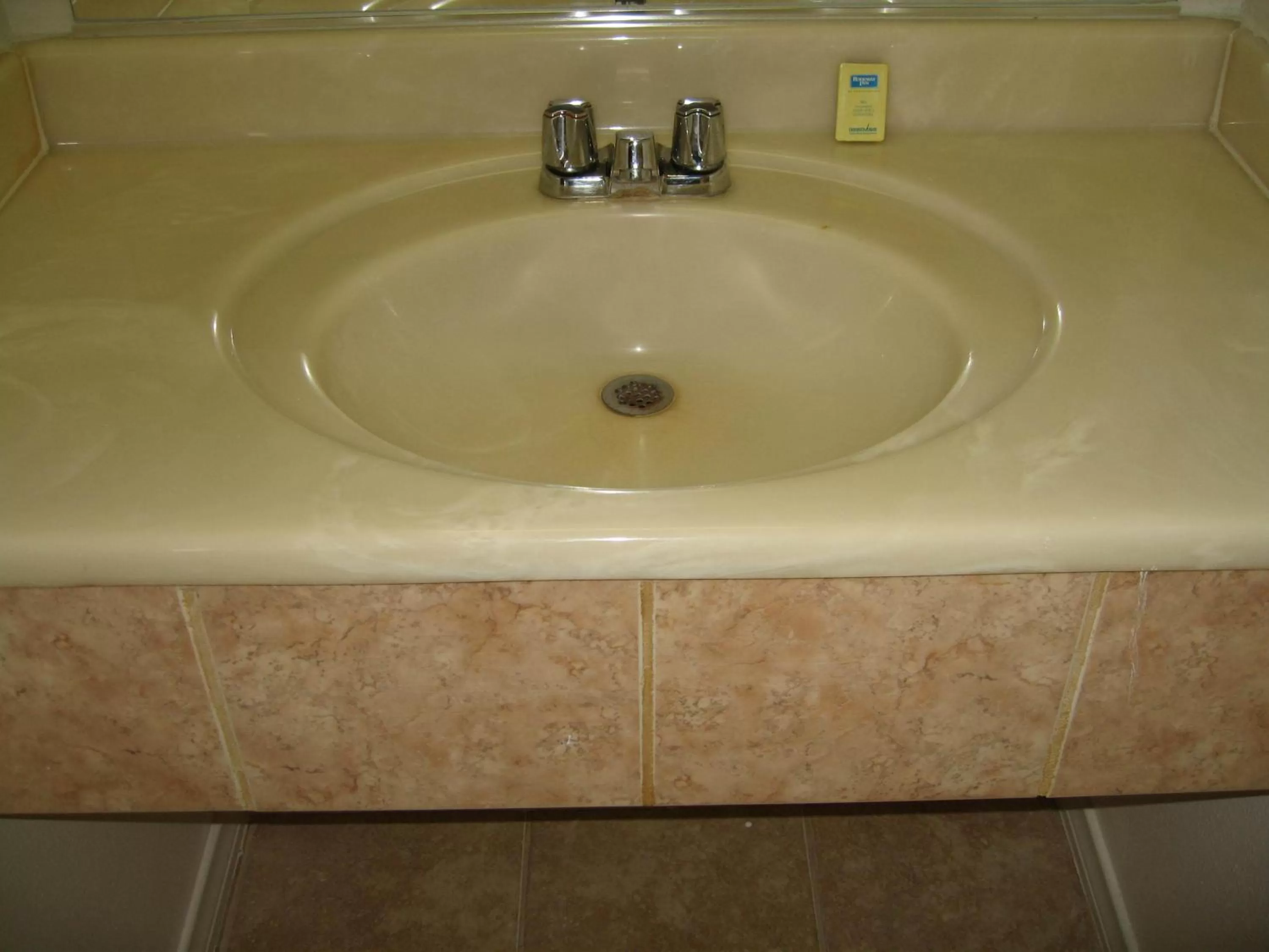 Bathroom in Royal Inn Motel Long Beach