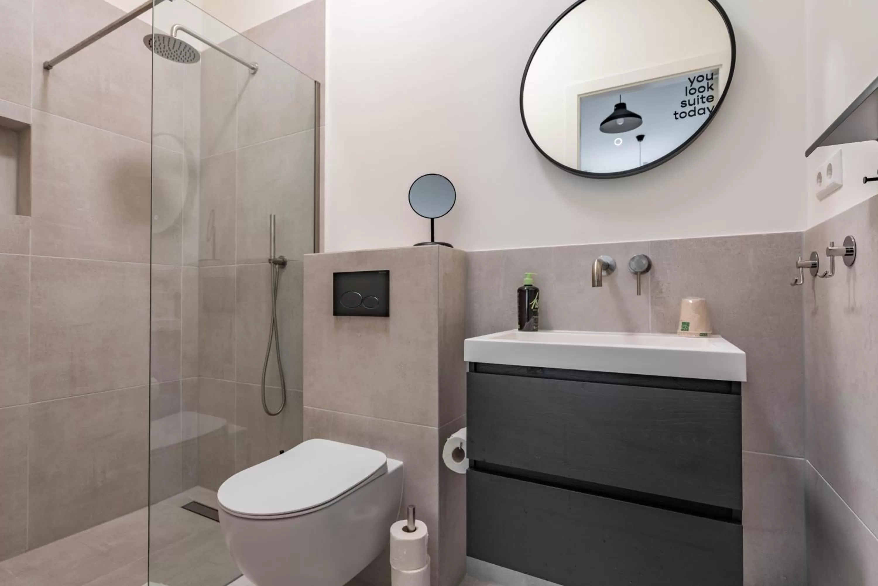 Shower in Limehome The Hague Keizerstraat