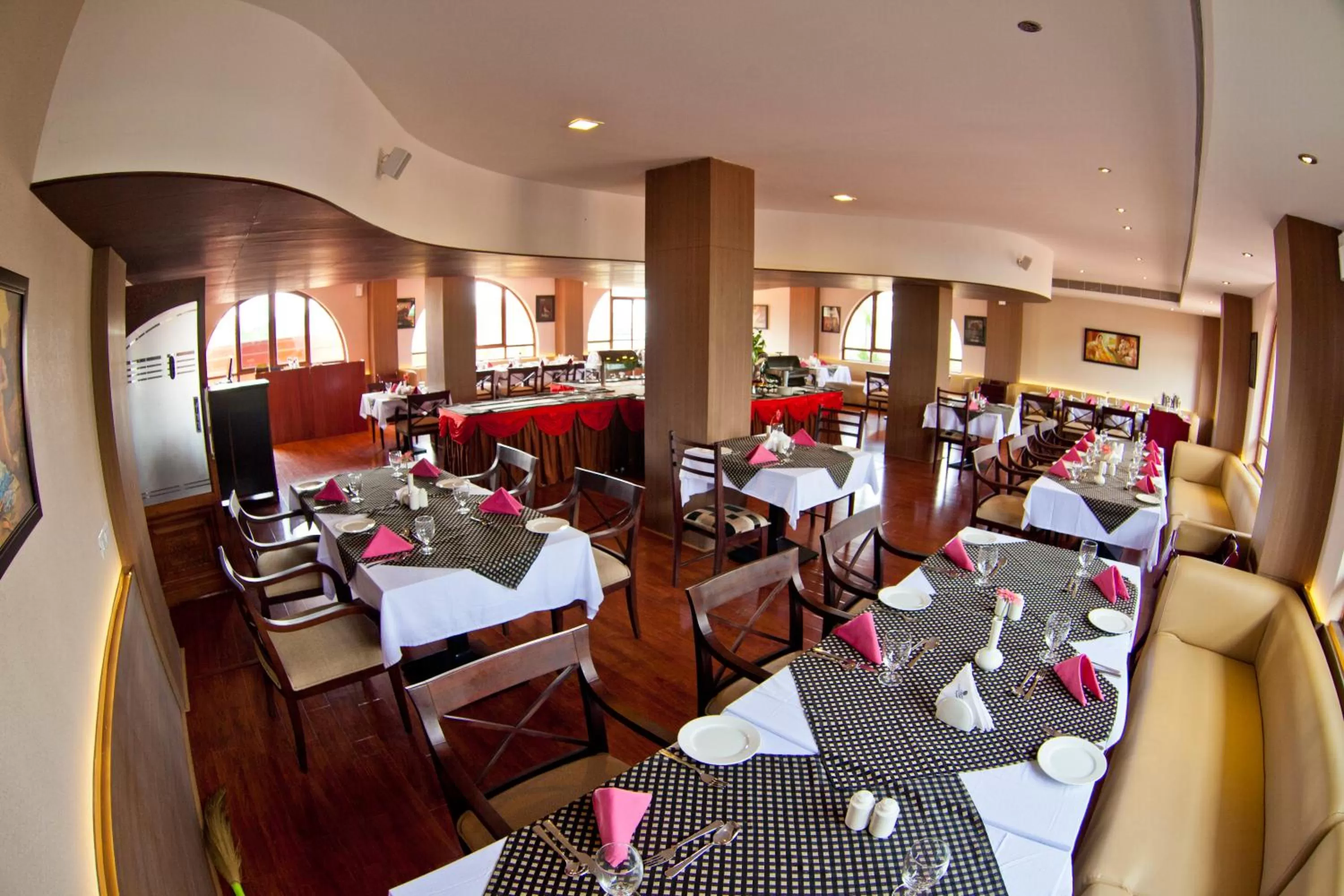 Restaurant/places to eat in Paramount Tower