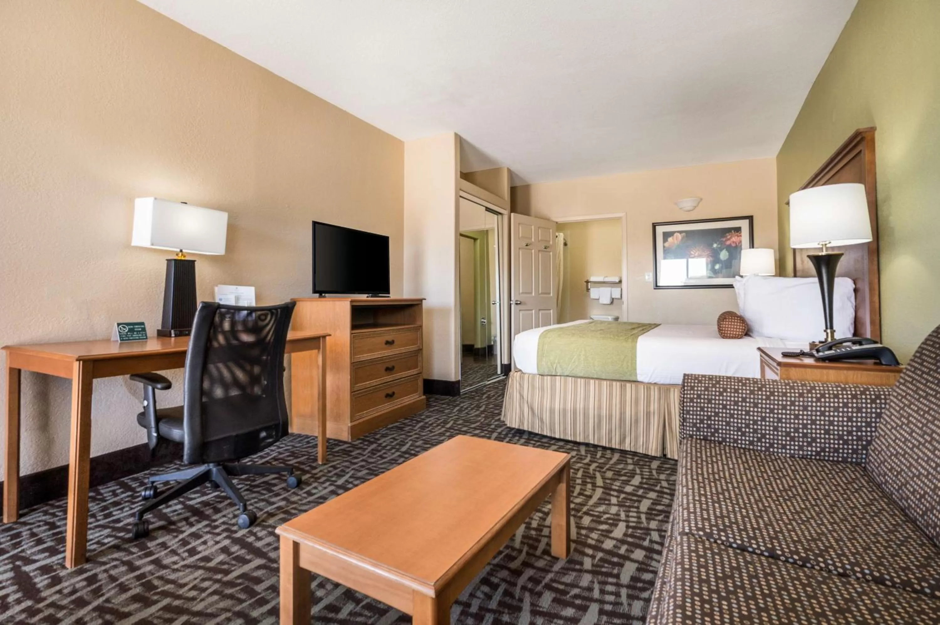 Photo of the whole room, Bed in SureStay Hotel by Best Western Alice