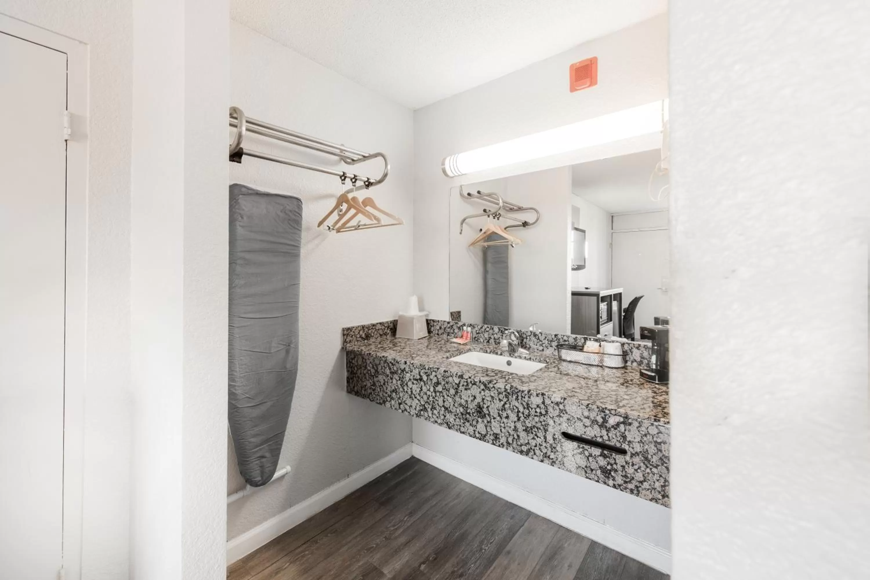 Bathroom in Econo Lodge Inn & Suites Near Bricktown