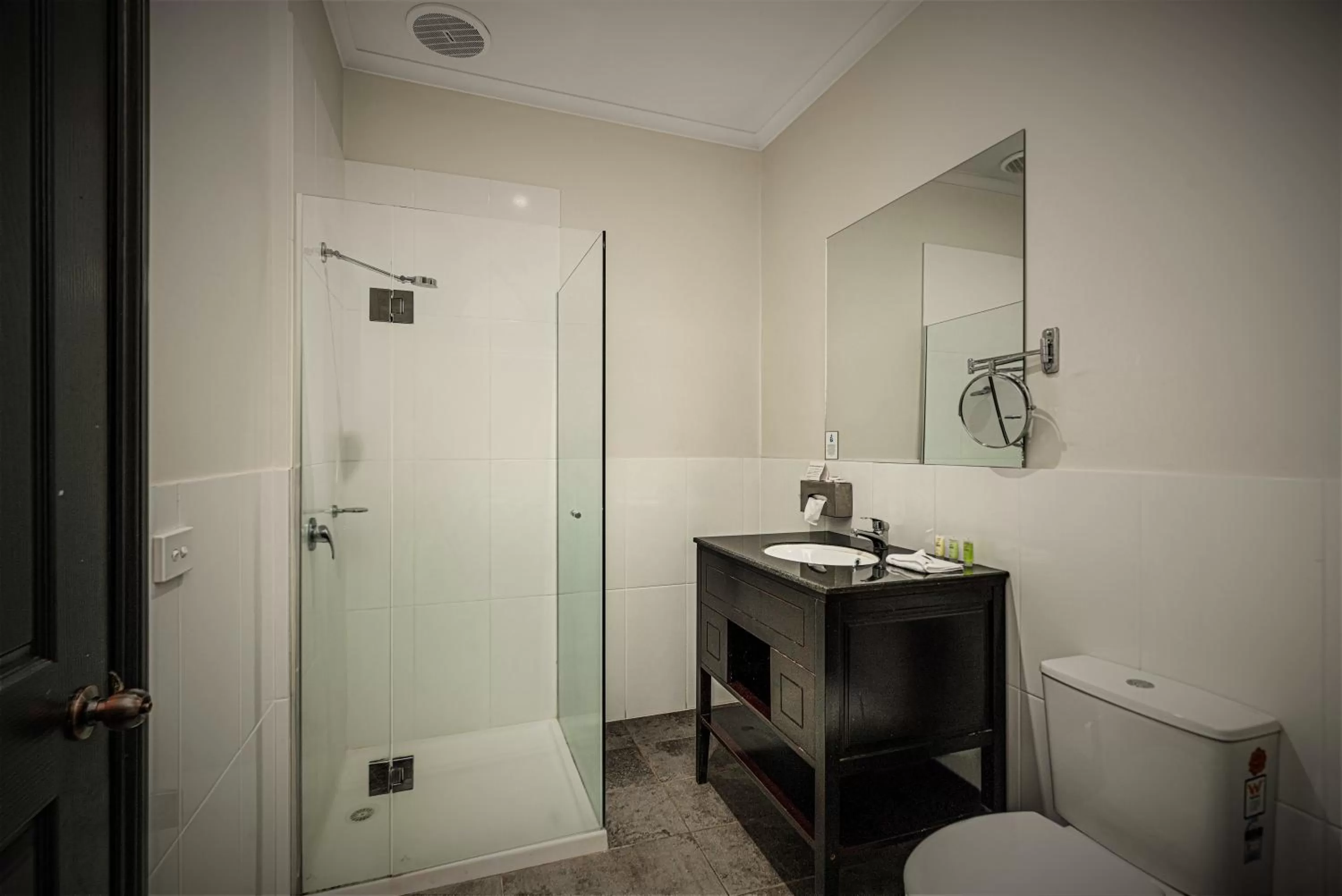 Queen Suite With Shower in Big4 Kryal Castle Holiday Park Ballarat