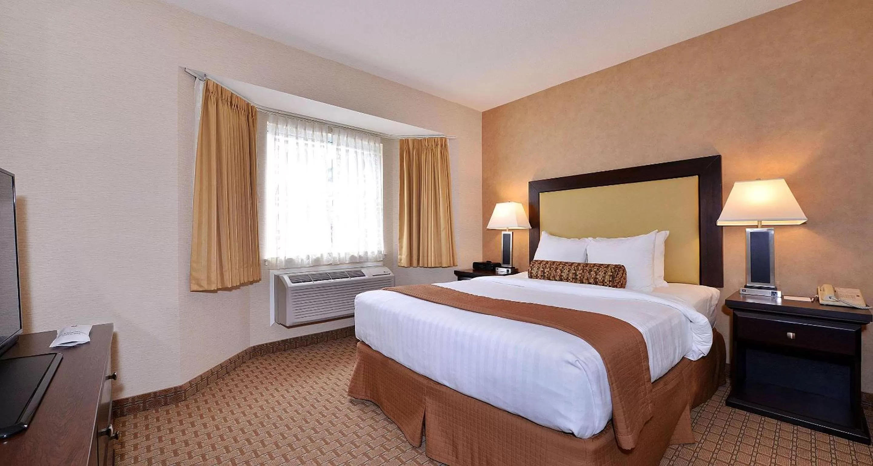 One-Bedroom Queen Suite - Non-Smoking in Best Western Plus Emerald Isle Hotel