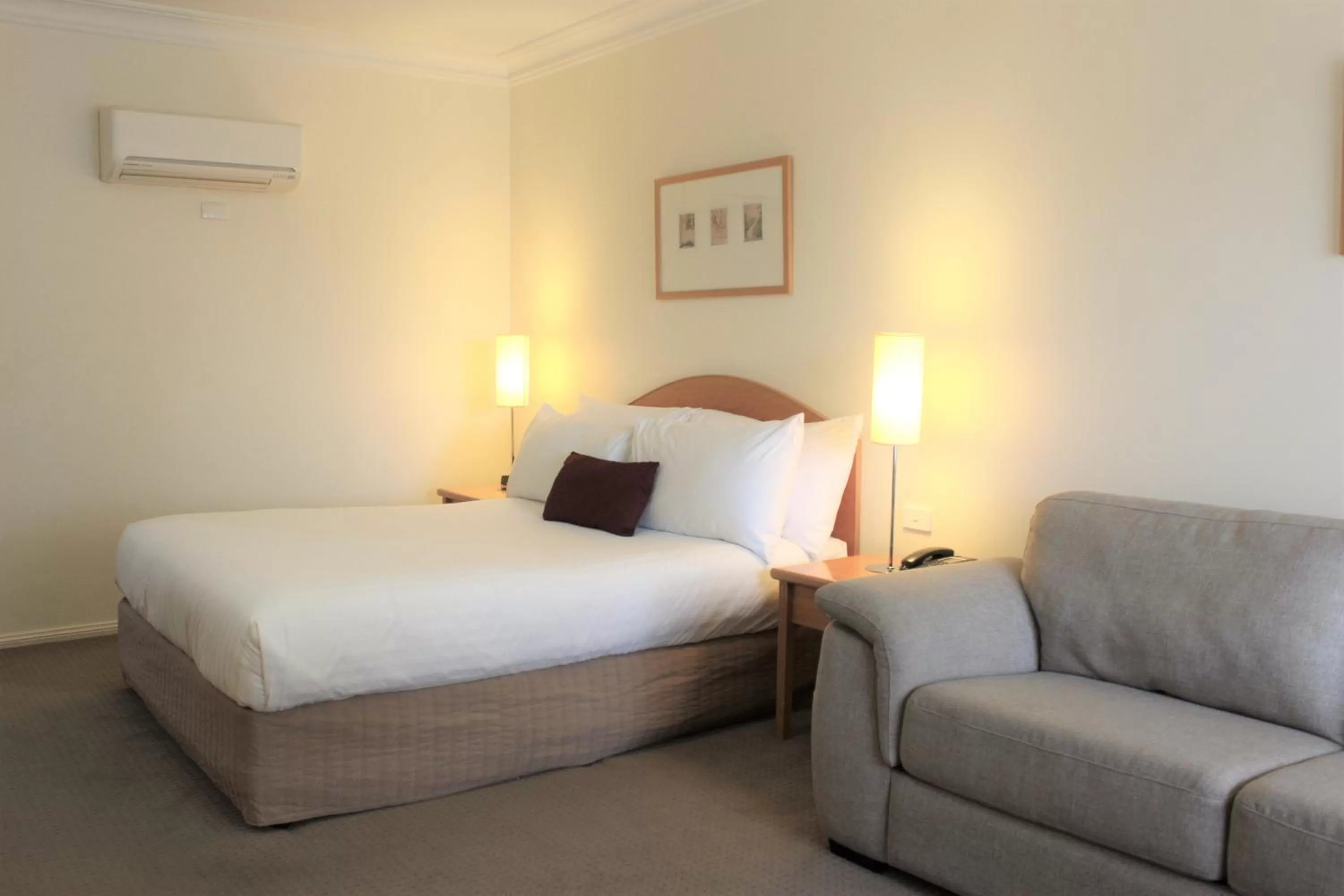 Bed in Carlyle Suites & Apartments