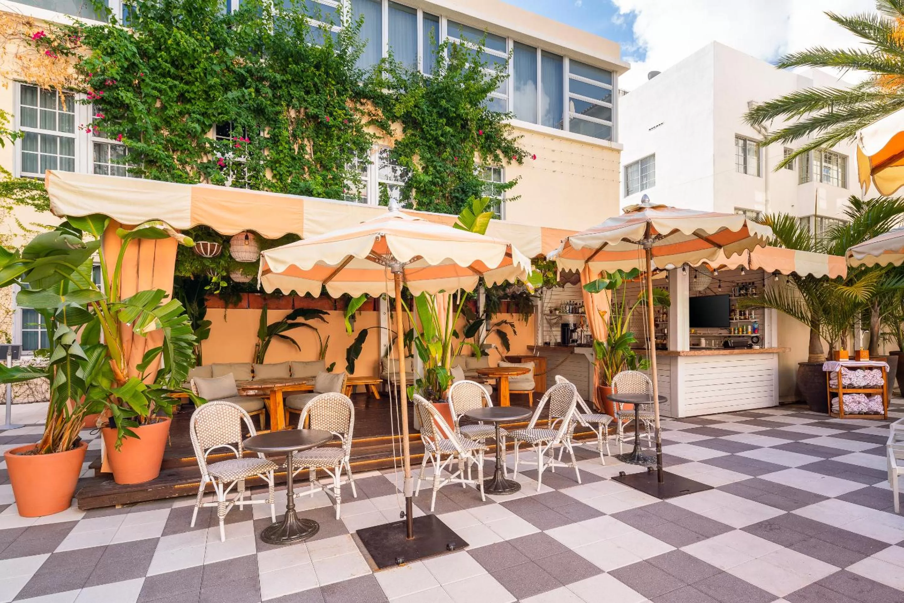 Lounge or bar in The Plymouth South Beach