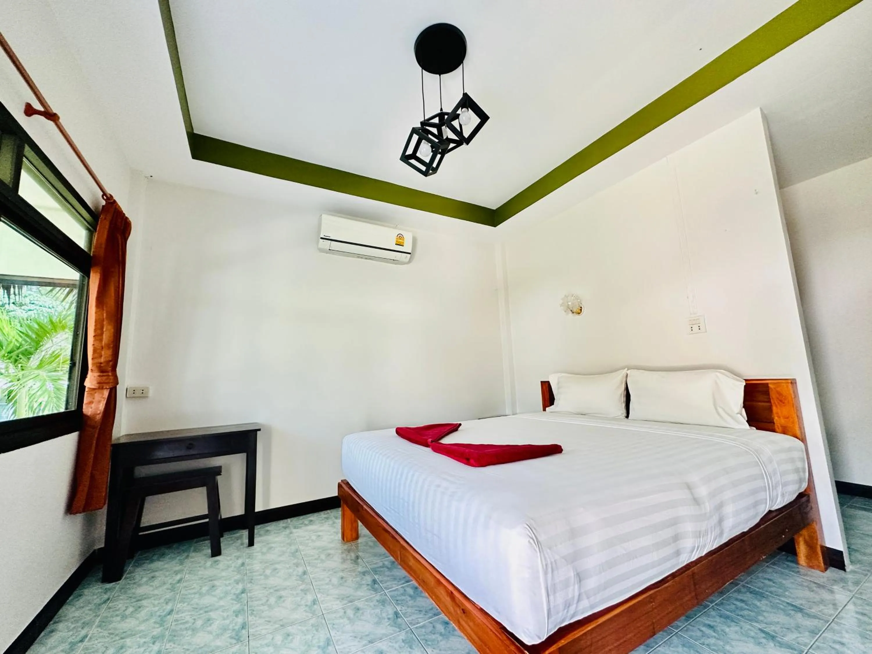 Bed in Lanta L.D. Beach Bungalow