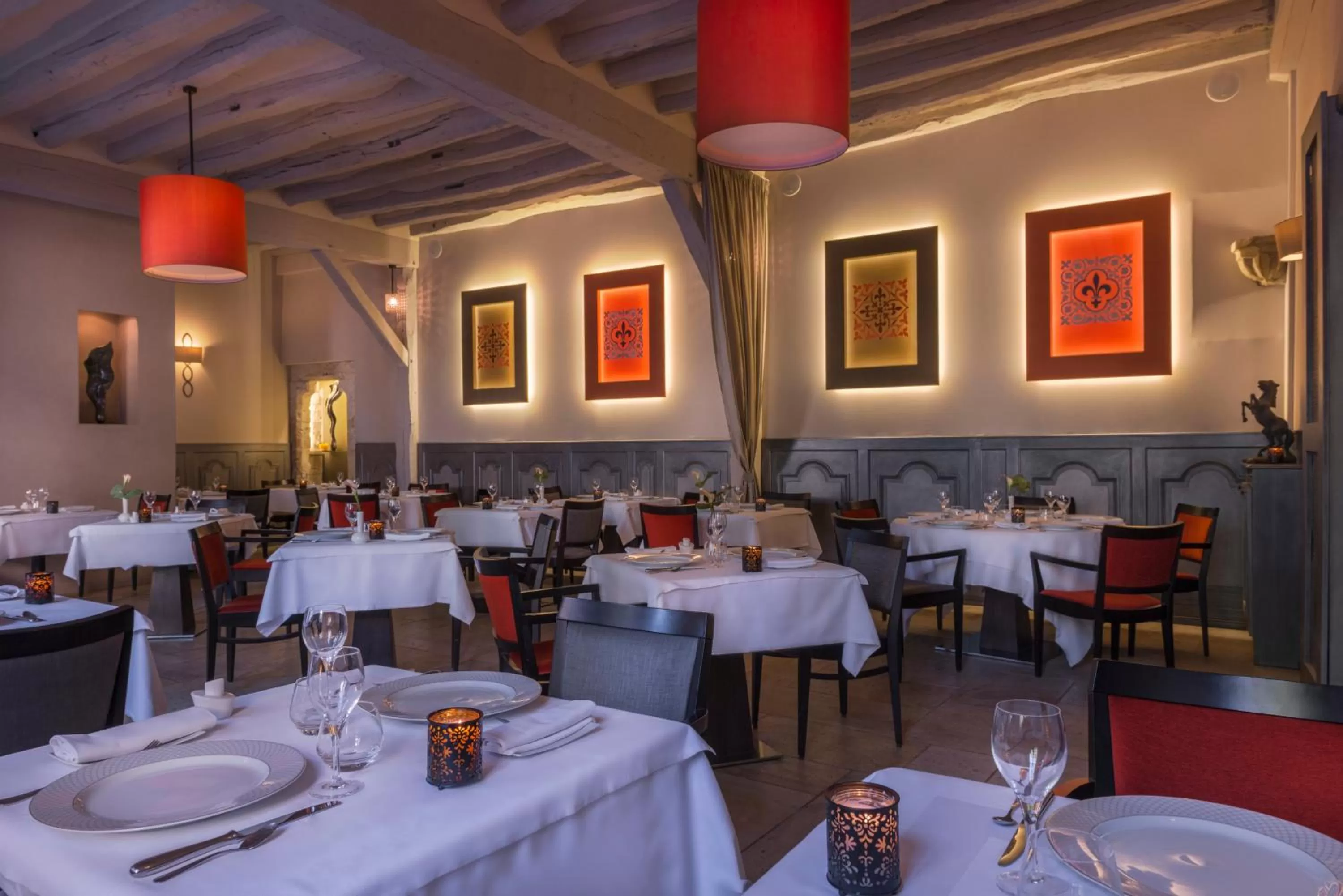 Restaurant/places to eat in Hôtel Aux Vieux Remparts