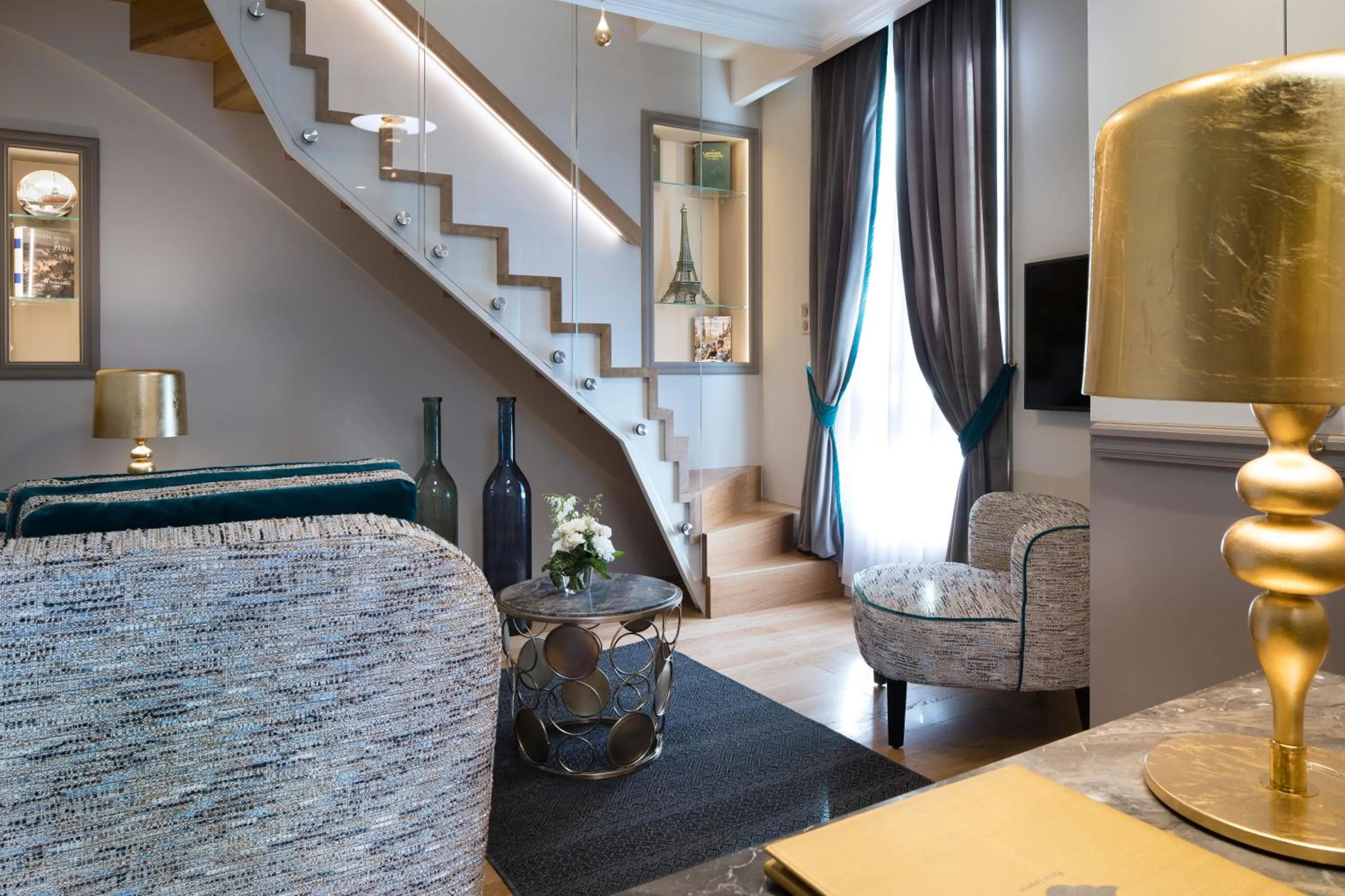 Living room in Hotel Lumen Paris Louvre