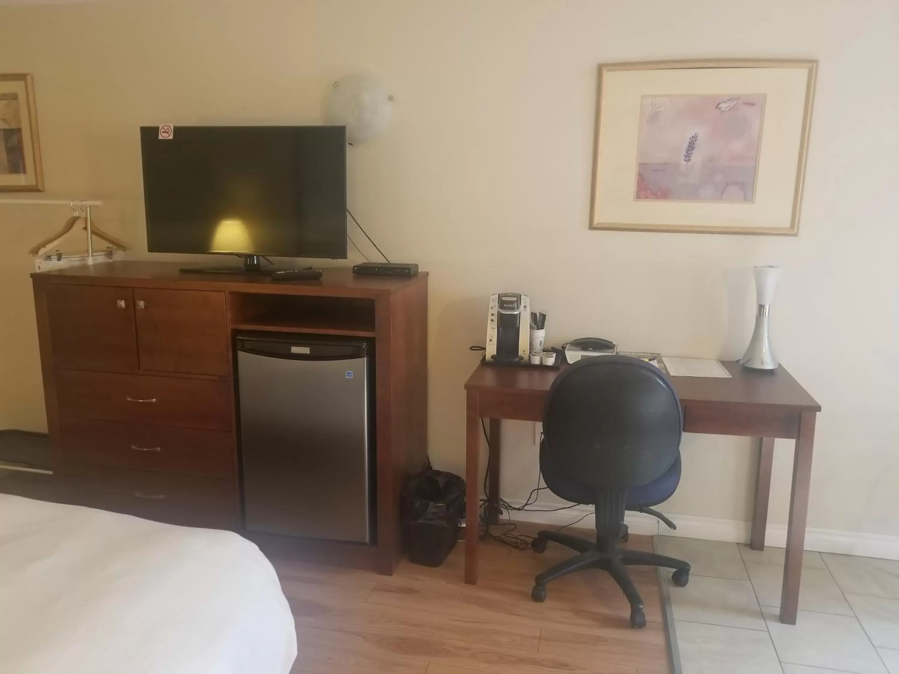 King Room - Non-Smoking in Super 8 by Wyndham Smoky Lake King Room - Non-Smoking in Super 8 by Wyndham Smoky Lake