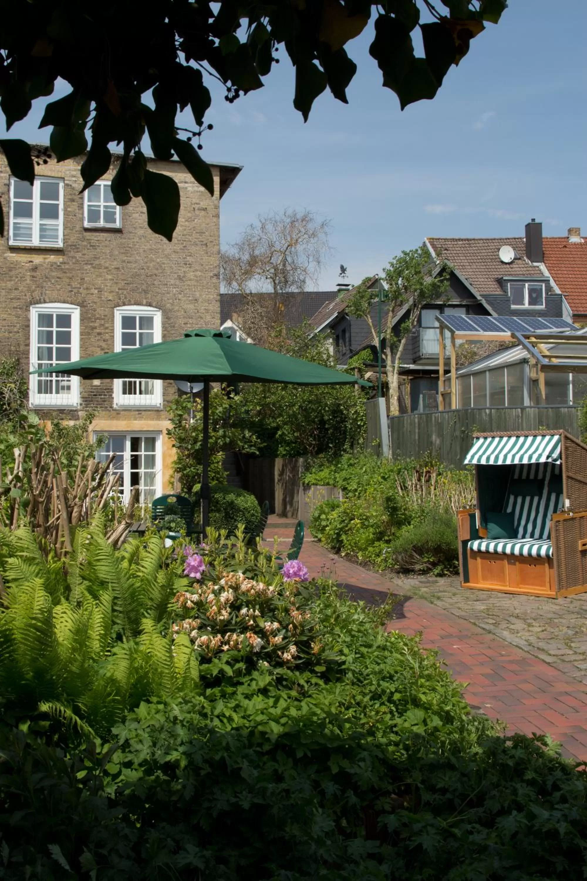 Garden, Property Building in Hotel Bed & Breakfast am Dom