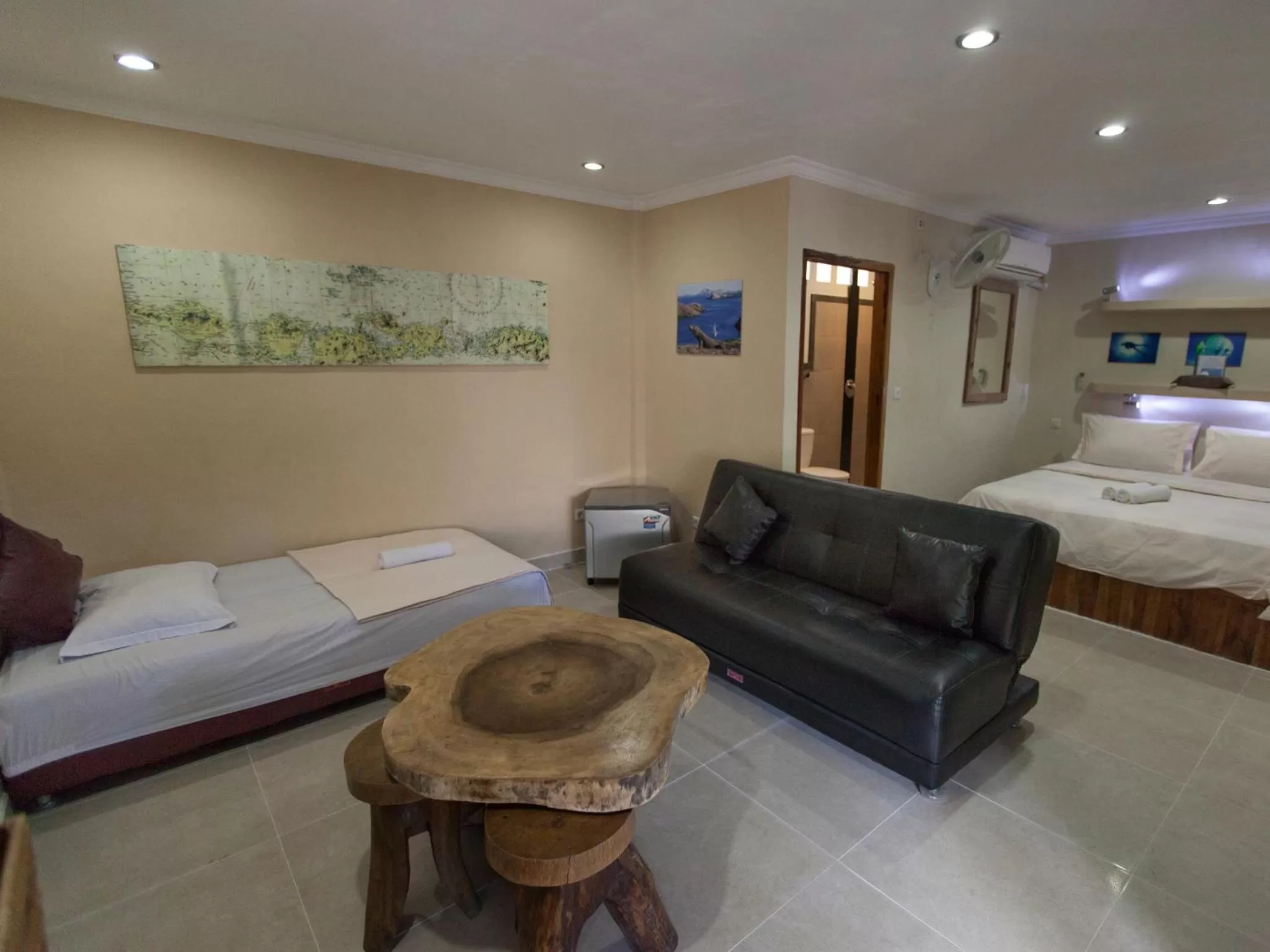 Photo of the whole room, Seating Area in Gili Divers Hotel